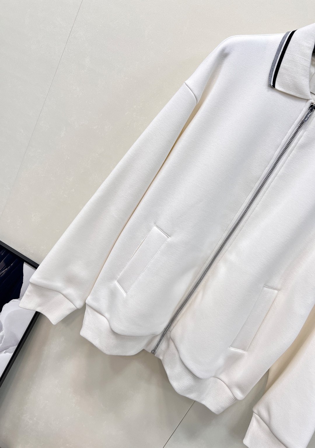 🆕Miumiu2025新款字母刺绣拉链休闲夹克外套，定制YB朱地全棉材质 自带孔洞 透气舒适 休闲夹克外