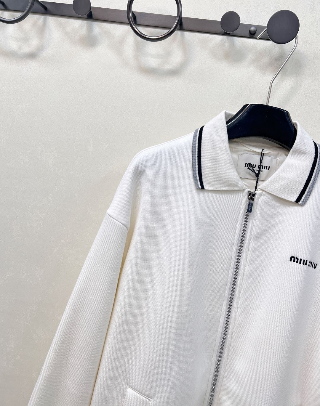 🆕Miumiu2025新款字母刺绣拉链休闲夹克外套，定制YB朱地全棉材质 自带孔洞 透气舒适 休闲夹克外