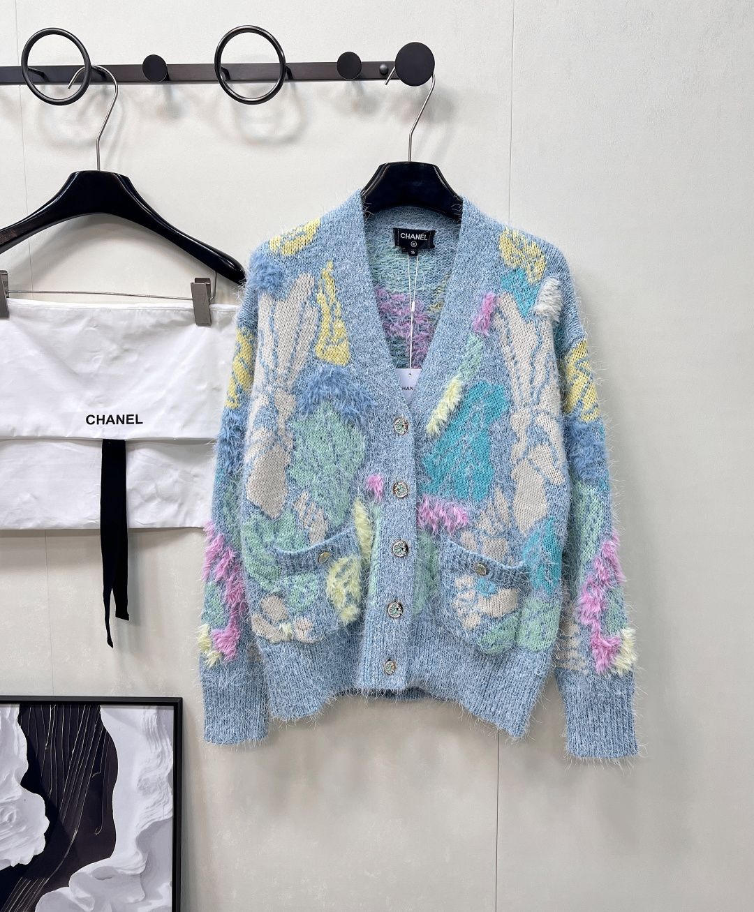 NO:451462,Chanel2025SS early autumn new heavy-industrial wool mohair knitted cardigan, customized YB wool mohair material, high-quality and comfortable texture, comfortable and not tugged with body V-neck knitted cardigan cut, fine needle method, exquisite and breathable Oversized loose silhouette visually slimming, colorful silk thread crochet leaves and floral textures and other natural elements in blue, green and yellow color combination, fresh fairy spirit, paired with printed plaque buckles, showing classic and elegant design style, the upper body shows light luxury and fashionable temperament, equipped with exquisite lace-up dust bag, customized surface accessories, three standards, large-scale products, size sml code, chanel, versace, alexander wang19860909Chanel2025SS早秋新款重工羊毛马海毛针织开衫,定制YB羊毛马海毛材质 质感高级舒适 穿搭舒适不扎身 V领针织开衫剪裁 细密针法 精致透气 Oversized宽松廓形视觉显瘦 通体以彩色丝线钩织树叶花卉纹理等自然元素 蓝绿黄配色清新仙气 搭配印刻襟扣 彰显经典优雅设计风格 上身尽显轻奢时髦气质 配有精致系带防尘袋 定制面辅料 ,三标齐全,大货出 尺码sml 编码,,chanel,versace,alexander wang,Women's clothing