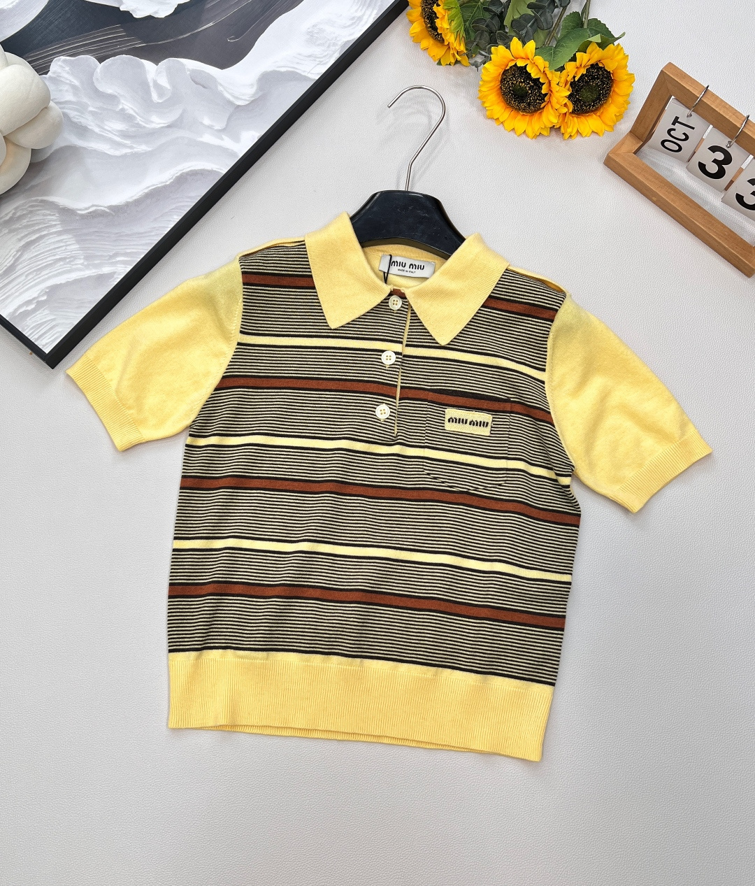 NO:452015,Miumiu2025 new letter jacquard lapel knitted short sleeves, customized YB wool yarn wool soft and comfortable, fashionable and slim Lapel short sleeve top style, half-pallet button design is convenient to put on and off Collar sleeves and hem are base in ginger, and the torso is decorated with multiple contrasting stripes chest pocket logo embellishment, exquisiteness, showing temperament, college style, suitable for a variety of trousers and skirts, fashion essentials, customized surface accessories, complete three standards, large-scale products Size sml code,,miumiu, skirts, T-shirt, alexander wang19860909Miumiu2025新款字母提花翻领针织短袖,定制YB羊毛纱线织造 柔软舒适 洋气显瘦 翻领短袖上衣版型 半开襟纽扣设计便利穿脱 领边袖子和衣摆以姜黄色打底 躯干部分多重撞色条纹胸口口袋徽标装饰点缀 精致度满分 展现气质学院风格 适配多种裤装裙装 时尚必备单品 定制面辅料,三标齐全,大货出 尺码sml 编码,,miumiu,skirts,T-shirt,alexander wang,Women's clothing