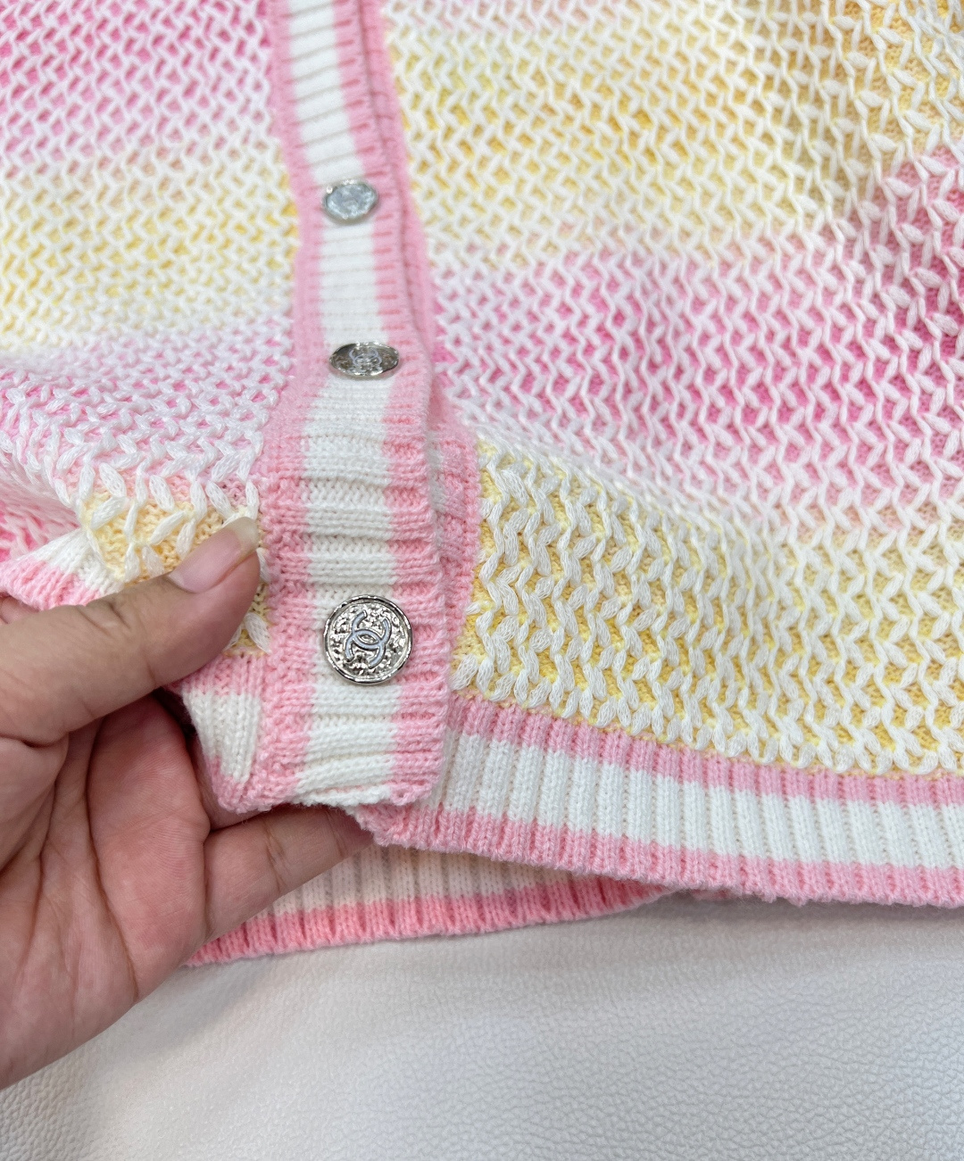 🆕Chanel 🔖小香新款渐变针织开衫毛衣..✂️✂️大爆款 绝绝子啊这件！采用羊毛面料 手感摸起来太太