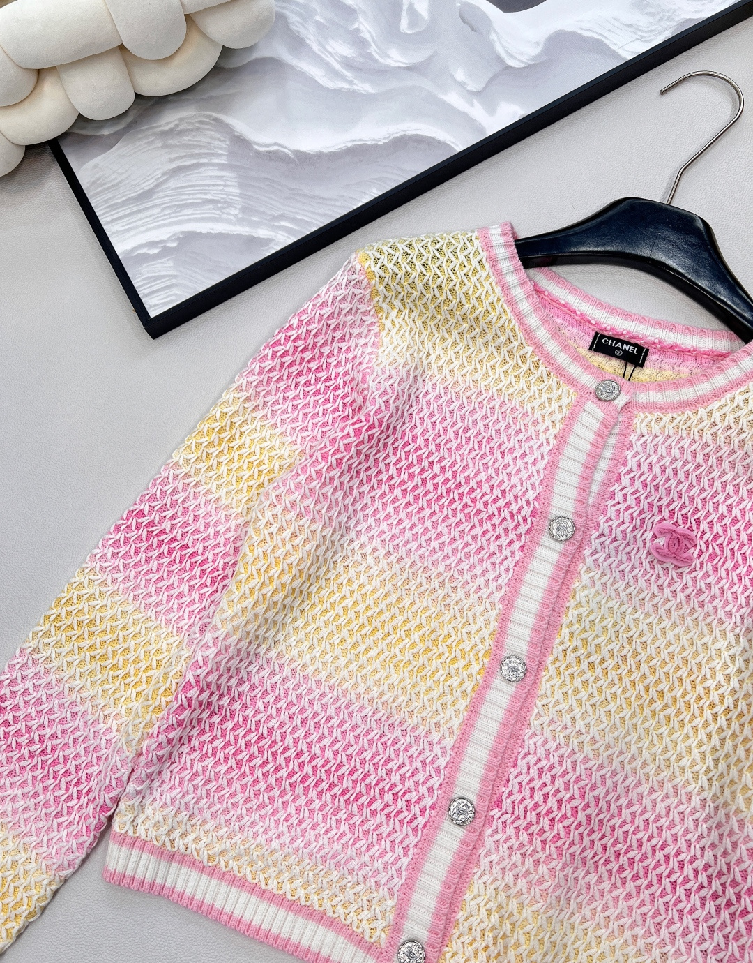 🆕Chanel 🔖小香新款渐变针织开衫毛衣..✂️✂️大爆款 绝绝子啊这件！采用羊毛面料 手感摸起来太太