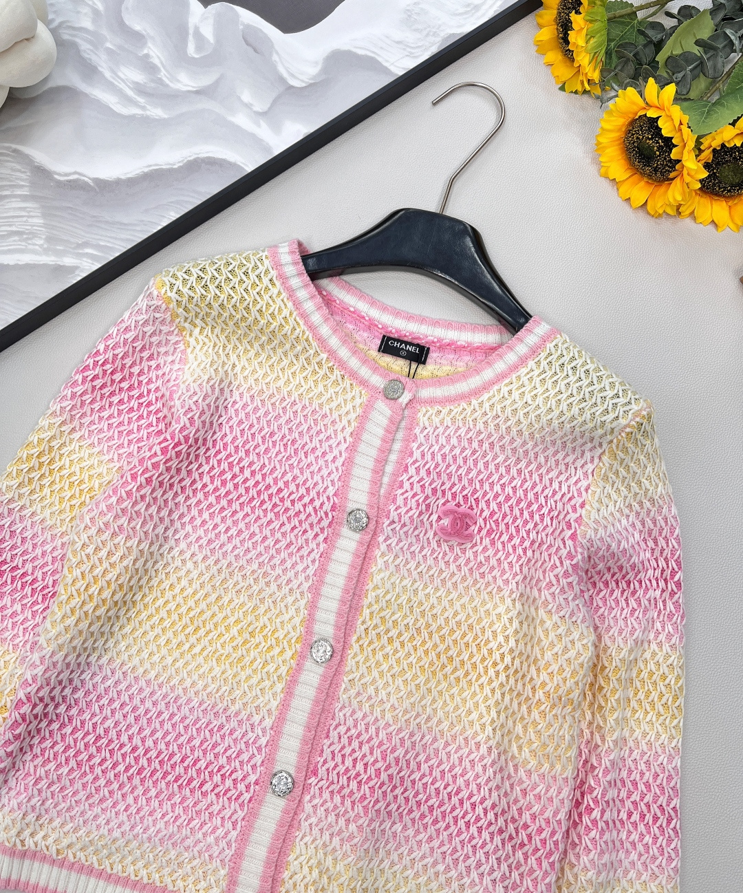 🆕Chanel 🔖小香新款渐变针织开衫毛衣..✂️✂️大爆款 绝绝子啊这件！采用羊毛面料 手感摸起来太太