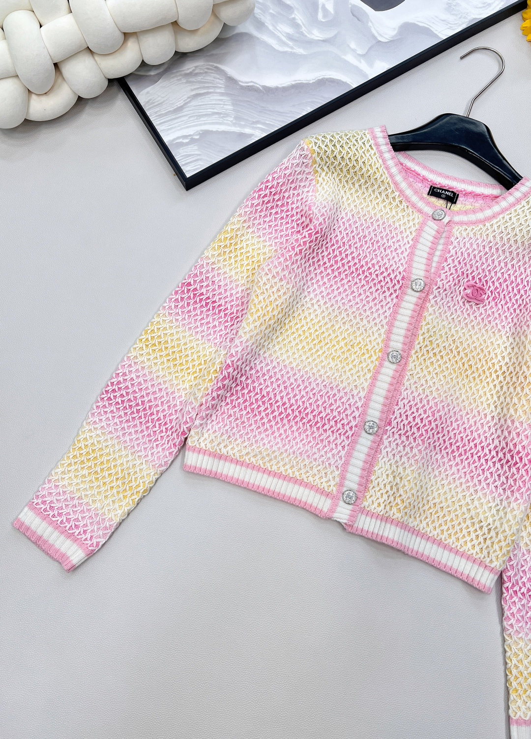 🆕Chanel 🔖小香新款渐变针织开衫毛衣..✂️✂️大爆款 绝绝子啊这件！采用羊毛面料 手感摸起来太太