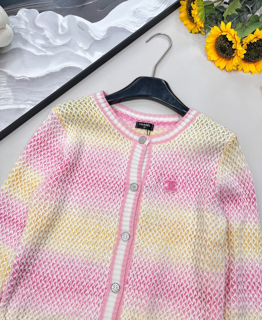 🆕Chanel 🔖小香新款渐变针织开衫毛衣..✂️✂️大爆款 绝绝子啊这件！采用羊毛面料 手感摸起来太太