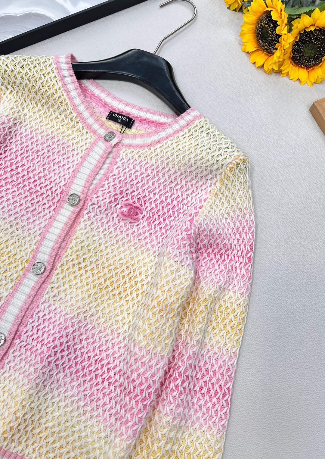 🆕Chanel 🔖小香新款渐变针织开衫毛衣..✂️✂️大爆款 绝绝子啊这件！采用羊毛面料 手感摸起来太太