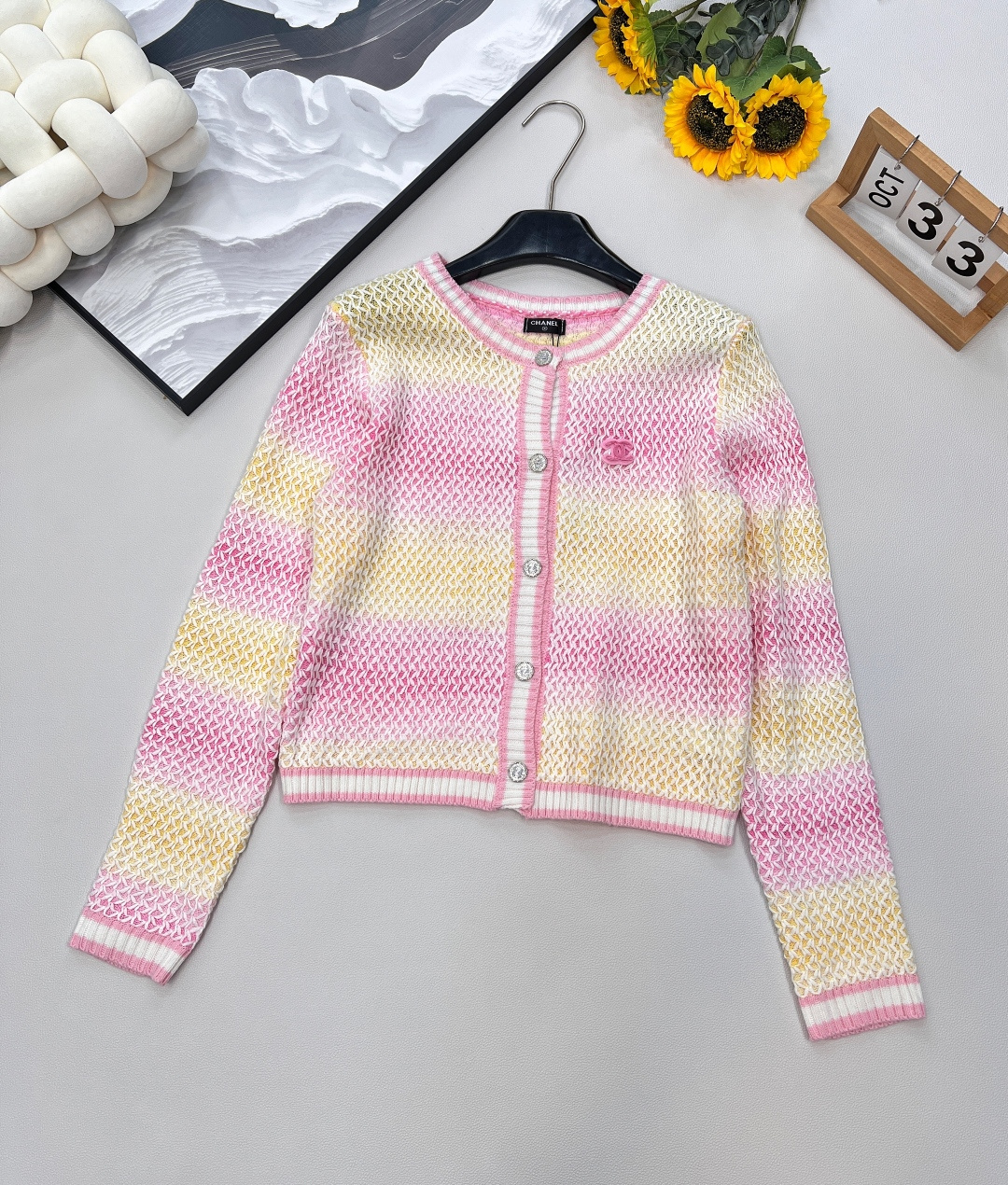 NO:452021,Chanel Xiaoxiang’s new gradient knitted cardigan sweater...a big hit, Juezi, this one!  It is made of wool fabric, which makes it feel so comfortable to touch!  !  The elasticity is also very good, the upper body is simply too comfortable!  There is a small incense logo in front of the collar!  Full of exquisiteness... The color that is not picky can look good when you match it casually, highlighting your temperament!  If you like it, the first big order has been released!  Complete three standards, large-scale products, size sml code, chanel, sweaters, alexander wang19860909Chanel 小香新款渐变针织开衫毛衣..大爆款 绝绝子啊这件！采用羊毛面料 手感摸起来太太太舒服了！！弹力也很好 上身简直不要太舒服！领口前有个小香的标志！精致感满满..不挑人的颜色 随意搭都能好看 凸显气质！喜欢的来 首单大货已出！三标齐全,大货出 尺码sml 编码,,chanel,sweaters,alexander wang,Women's clothing