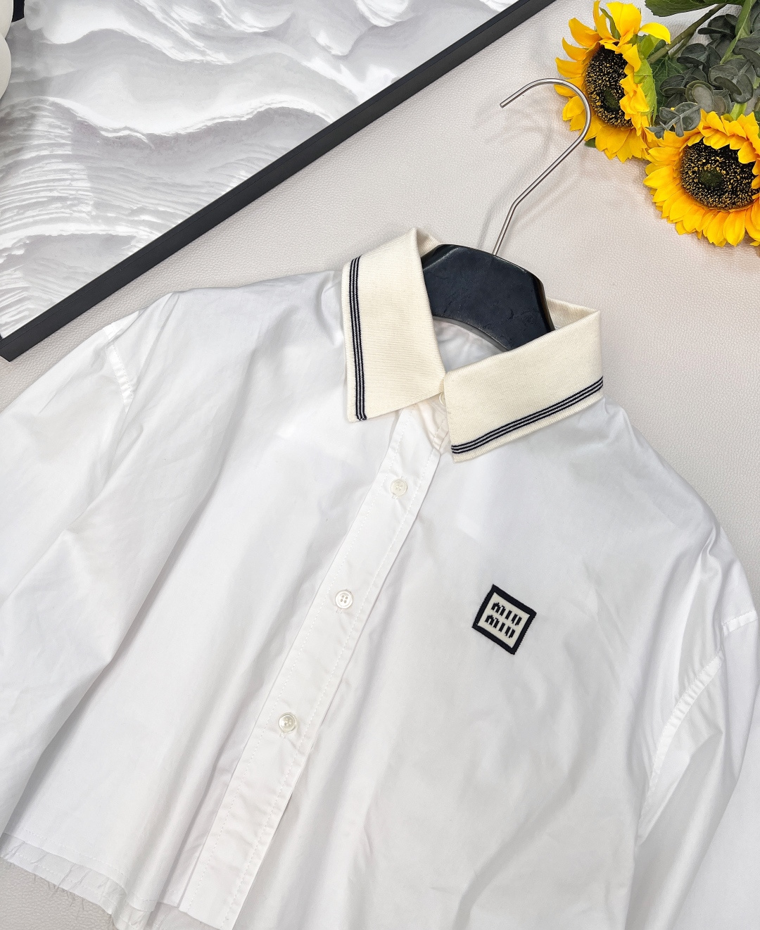 🆕Miumiu2025新款短款衬衣，定制YB斜纹全棉材质 质感细腻 舒适好穿 常青短款衬衫裁剪 条纹领边