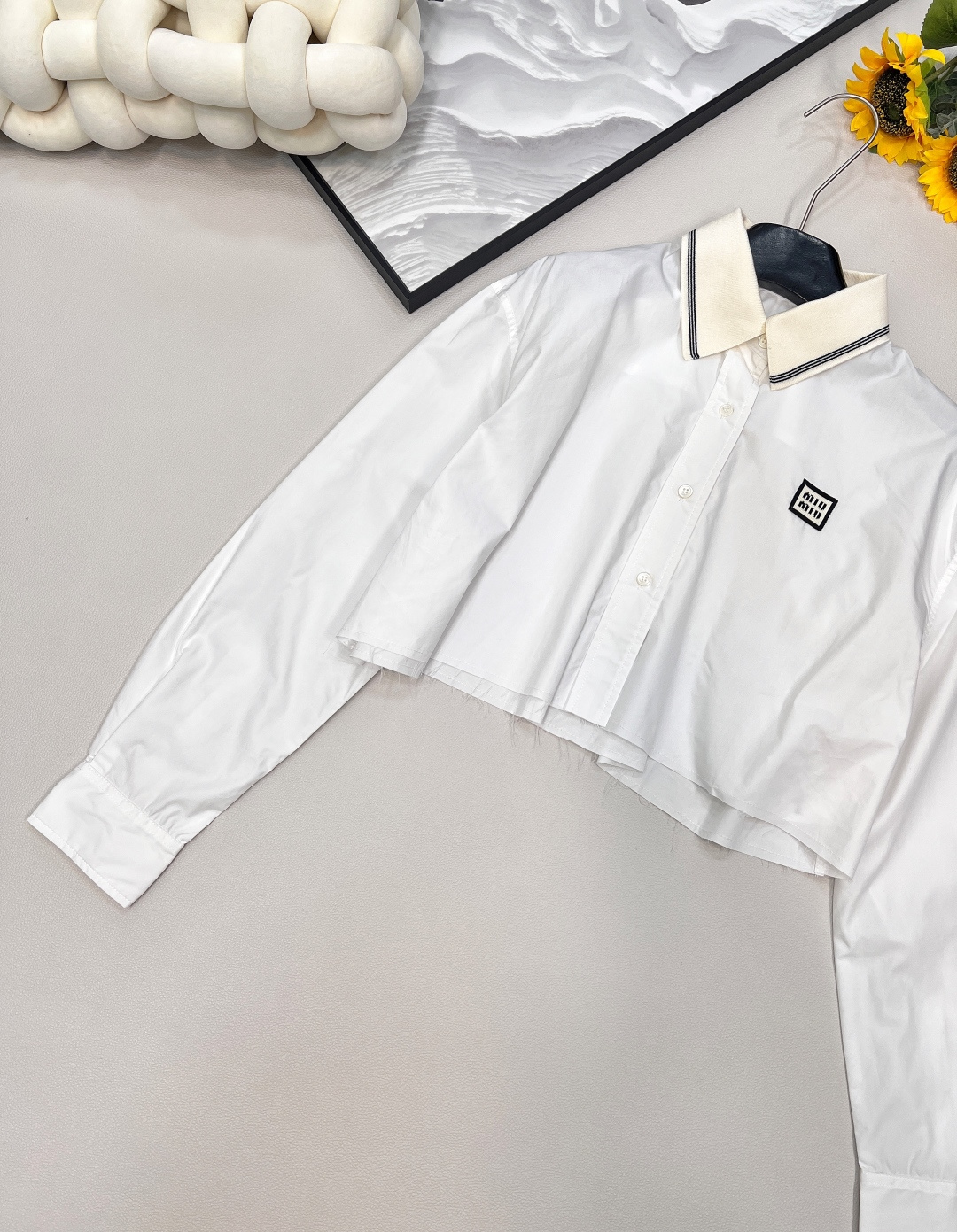 🆕Miumiu2025新款短款衬衣，定制YB斜纹全棉材质 质感细腻 舒适好穿 常青短款衬衫裁剪 条纹领边