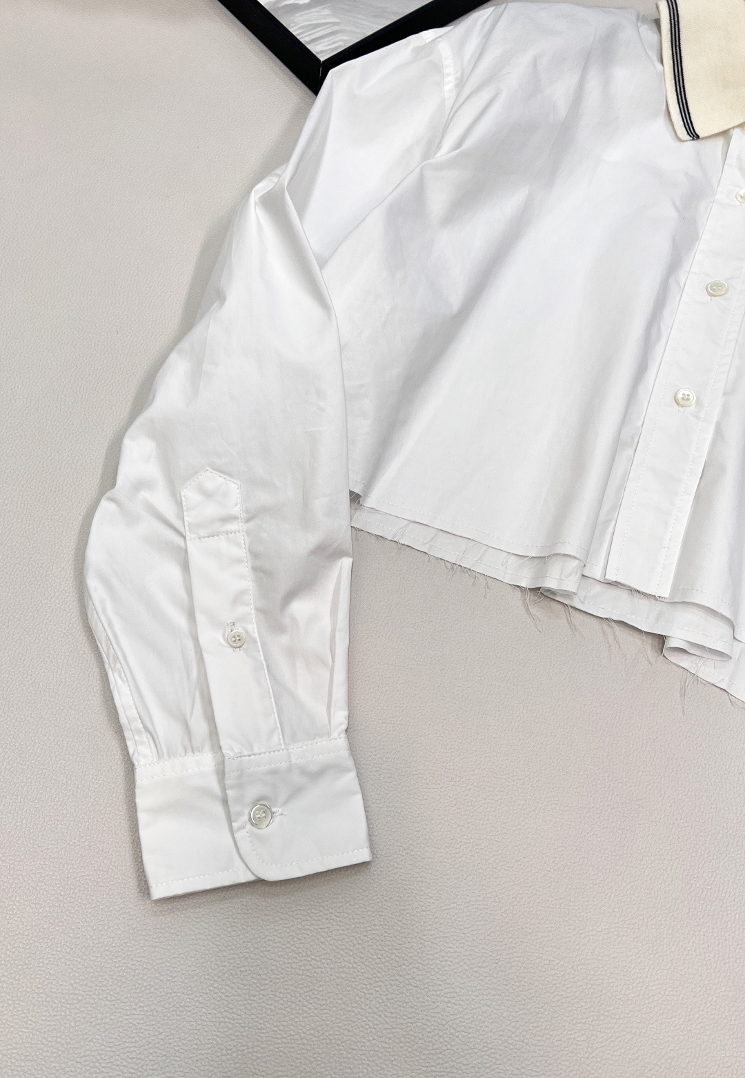 🆕Miumiu2025新款短款衬衣，定制YB斜纹全棉材质 质感细腻 舒适好穿 常青短款衬衫裁剪 条纹领边