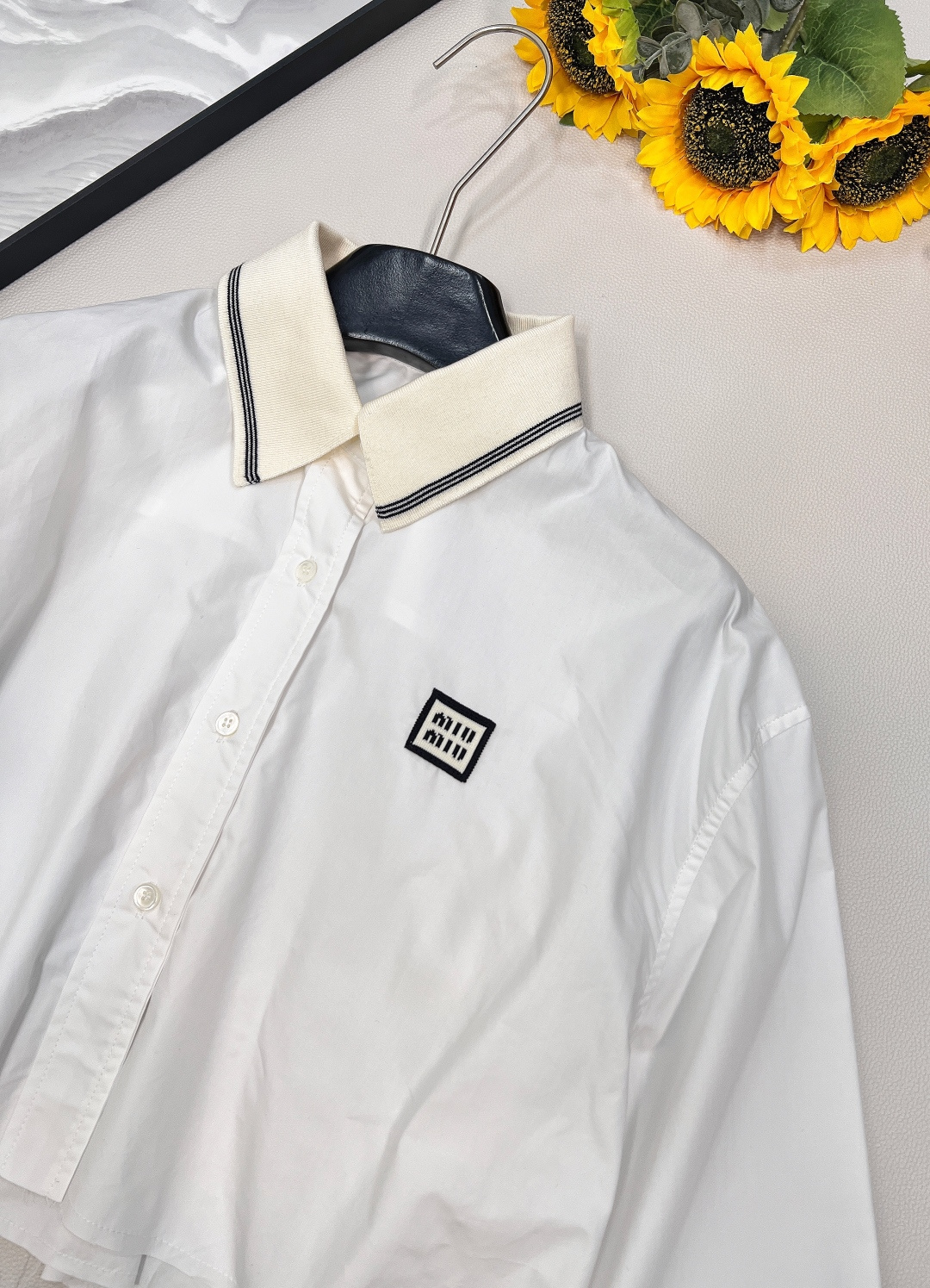 🆕Miumiu2025新款短款衬衣，定制YB斜纹全棉材质 质感细腻 舒适好穿 常青短款衬衫裁剪 条纹领边