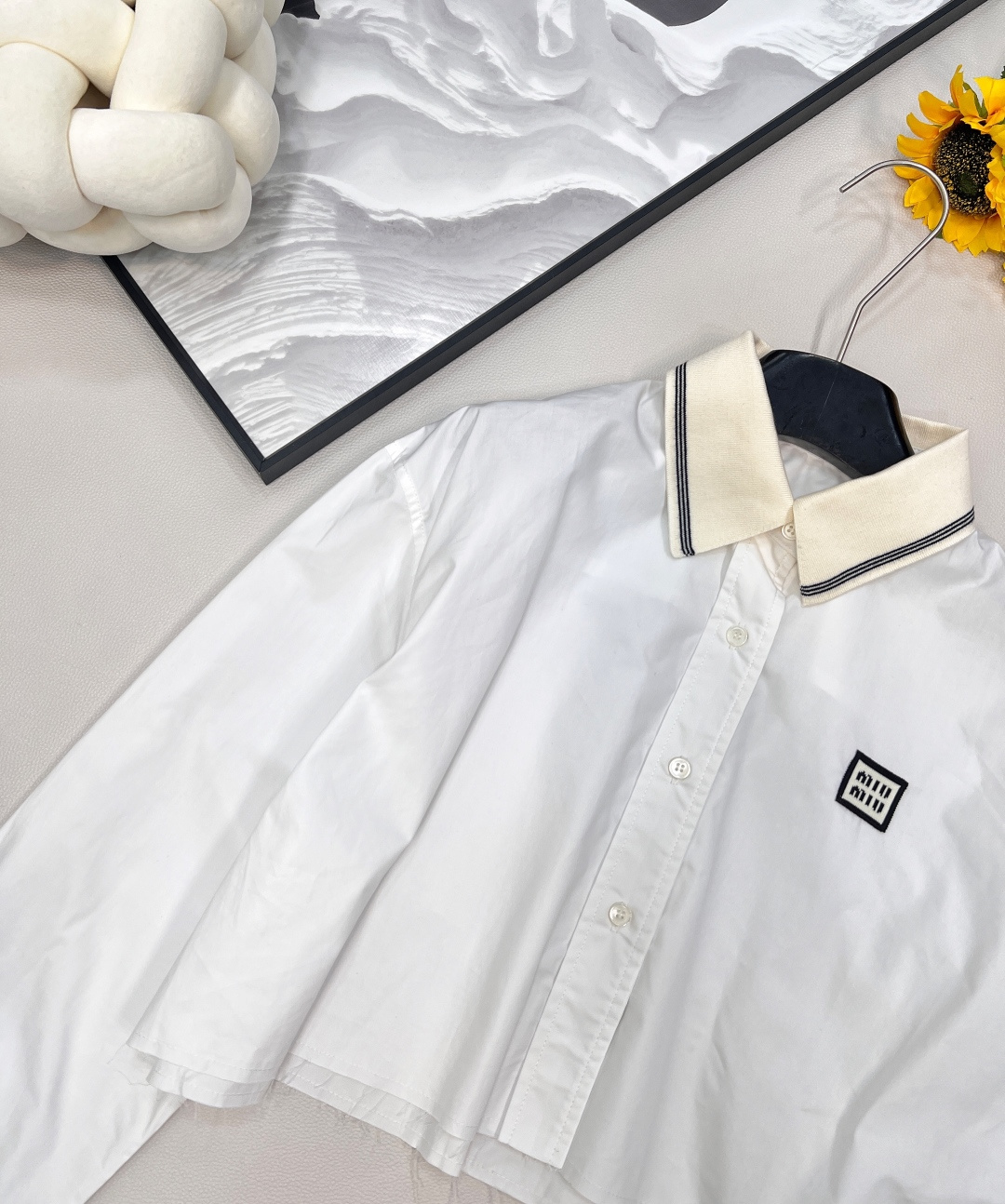 🆕Miumiu2025新款短款衬衣，定制YB斜纹全棉材质 质感细腻 舒适好穿 常青短款衬衫裁剪 条纹领边