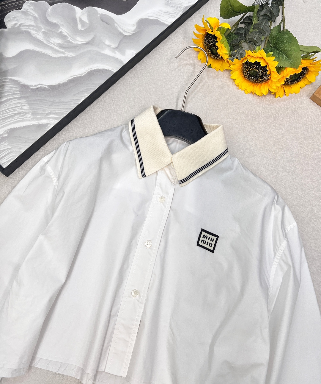 🆕Miumiu2025新款短款衬衣，定制YB斜纹全棉材质 质感细腻 舒适好穿 常青短款衬衫裁剪 条纹领边