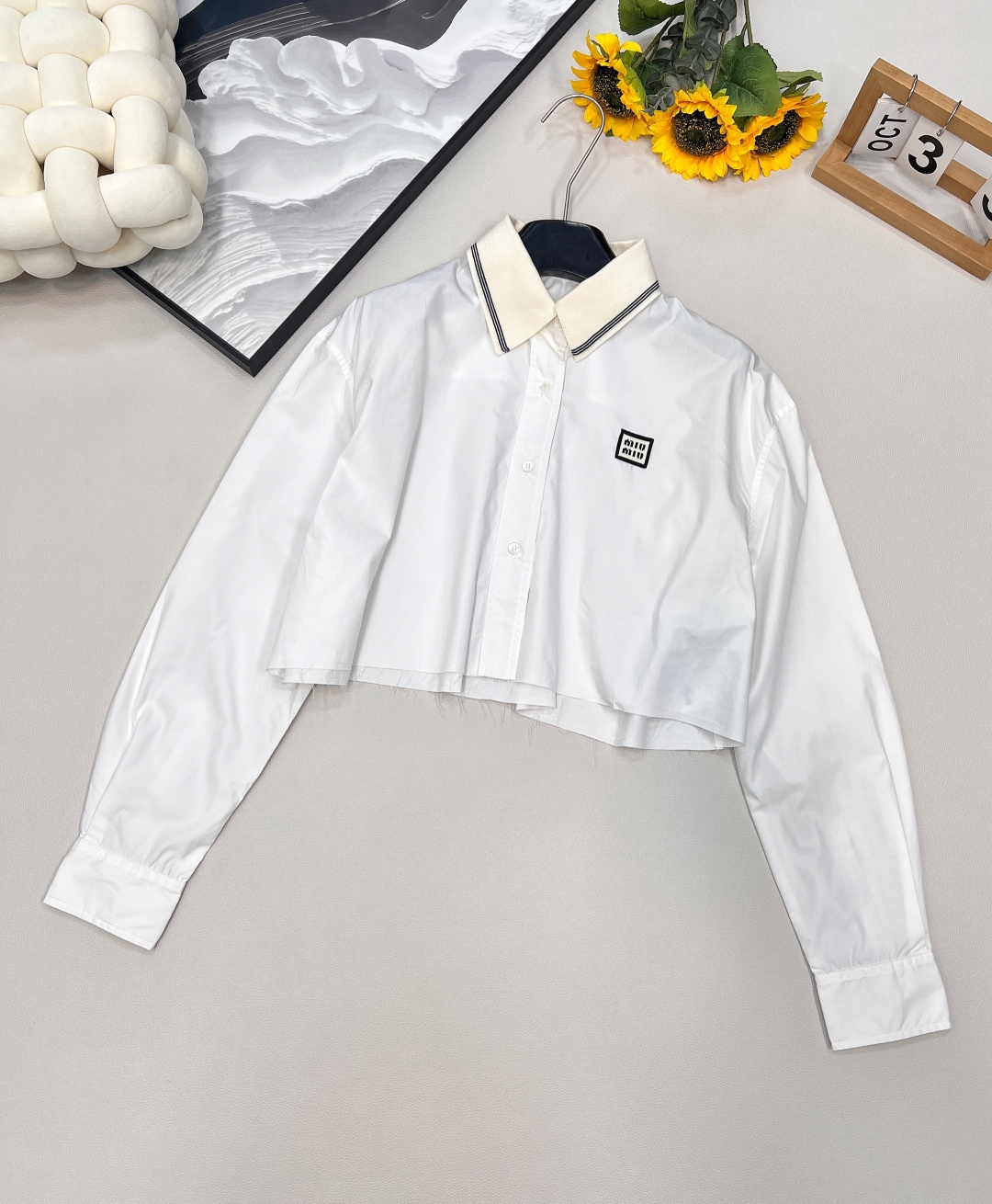 NO:452026,Miumiu2025 new short shirt, customized YB twill cotton material, delicate texture, comfortable and easy to wear, evergreen short shirt cut, striped collar and cufflink details, simple and fashionable, letter logo on the chest, easy to show the style of the Miao Academy, matched with the same series pleated short skirt. Three standards are complete, large-scale products are available SML code,,miumiu, skirts,shirts,alexander wang19860909Miumiu2025新款短款衬衣,定制YB斜纹全棉材质 质感细腻 舒适好穿 常青短款衬衫裁剪 条纹领边搭配袖扣细节 简约时尚 胸前字母徽标点亮 轻松彰显缪系学院风范格调 搭配同系列百褶短裙 .三标齐全,大货出 尺码sml 编码,,miumiu,skirts,shirts,alexander wang,Women's clothing