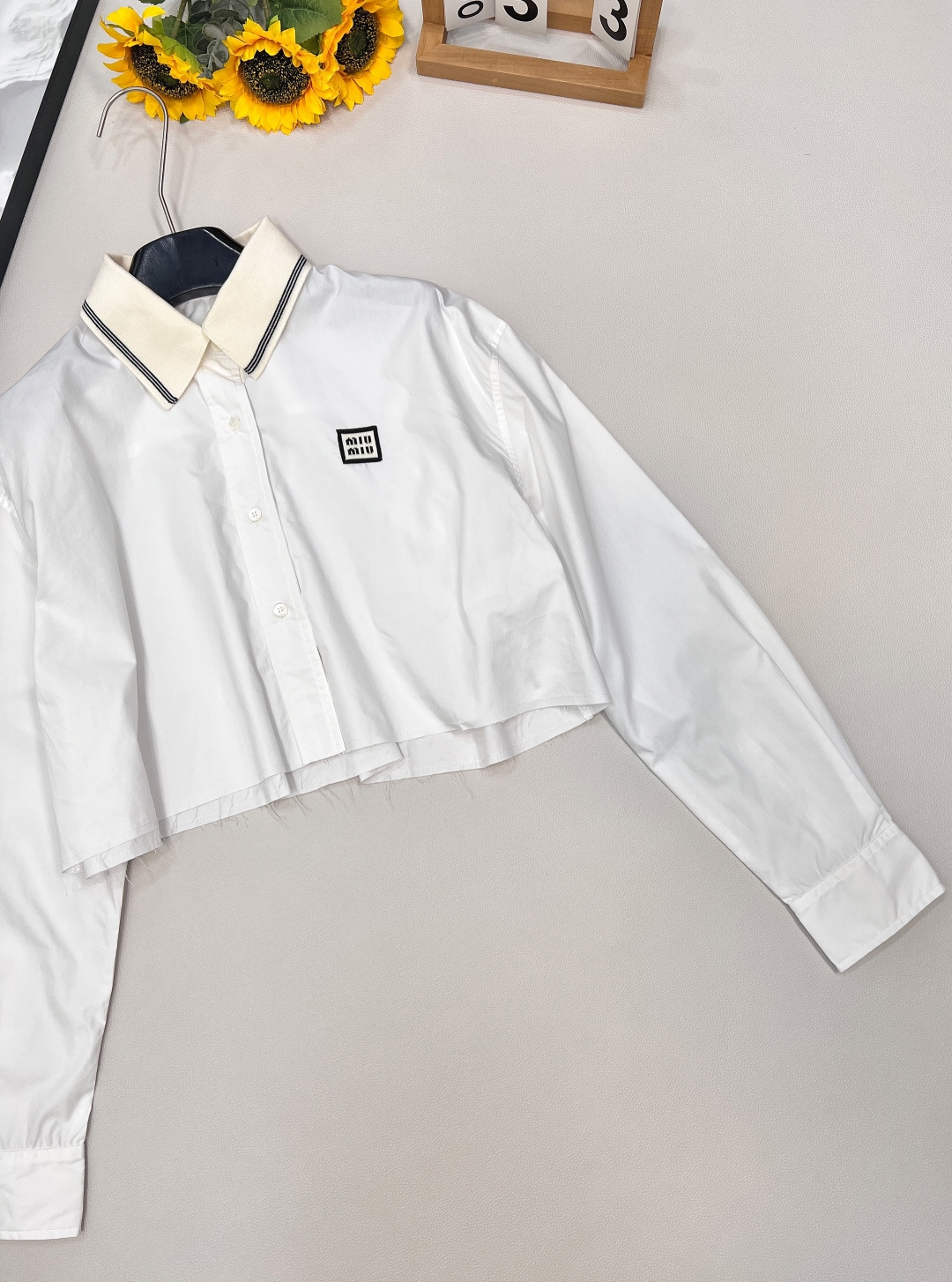 🆕Miumiu2025新款短款衬衣，定制YB斜纹全棉材质 质感细腻 舒适好穿 常青短款衬衫裁剪 条纹领边