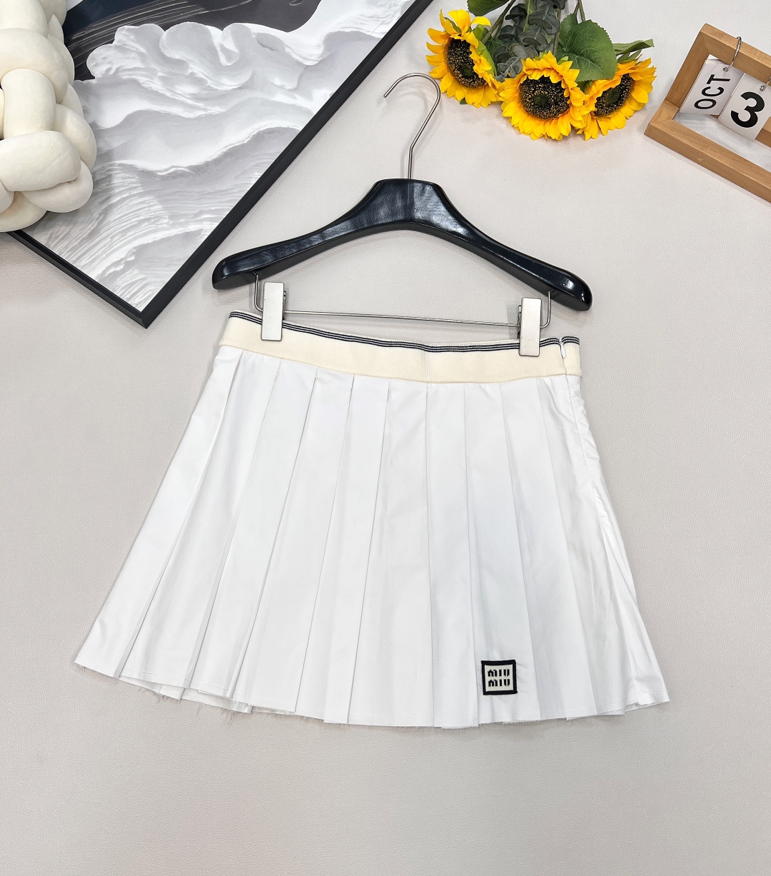 NO:452034,MIUMIU's new embroidered letter patch college style pleated skirt, a must-have short skirt for the wardrobe. The impact visual effect is a heart-warming feeling that makes you look slim and versatile, who can't love it!  The high-waist design extends the height ratio, making the legs look longer!  Small girls can also handle it completely!  Pleated skirts are truly timeless. Whether in terms of practical wear or fashionable, they are double-full scores and are one of the must-have items in autumn and winter!  Customized fabrics have a very good texture from the show to a new Miu style for daily wear. The daily date or commuting to work and school are very suitable. The basic matching and scheming are just right. Whose white moonlight does not have a pleated skirt? Three standards are complete, and the large-scale products are size sml code, miumiu, skirts, alexander wang19860909MIUMIU 新款刺绣字母贴片学院风百褶裙 衣柜必备的小短裙 冲击视觉效果一眼心动的即视感显瘦百搭谁能不爱！ 高腰设计更是拉长身高比例 超级显腿长！小个子女生也是完全都能驾驭的！ 百褶裙真的是永不过时的存在 无论从实穿性还是时髦度都是双满分是秋冬必入的单品之一！定制面料质感非常好 从秀场上延申到日常穿搭的一件Miu新款 日常约会 或者通勤上班上学的这件适配度都非常高 基础搭配感和心机度都是我觉得甜辣平衡的刚刚好 谁的白月光没有一条百褶裙呢～三标齐全,大货出 尺码sml 编码,,miumiu,skirts,alexander wang,Women's clothing