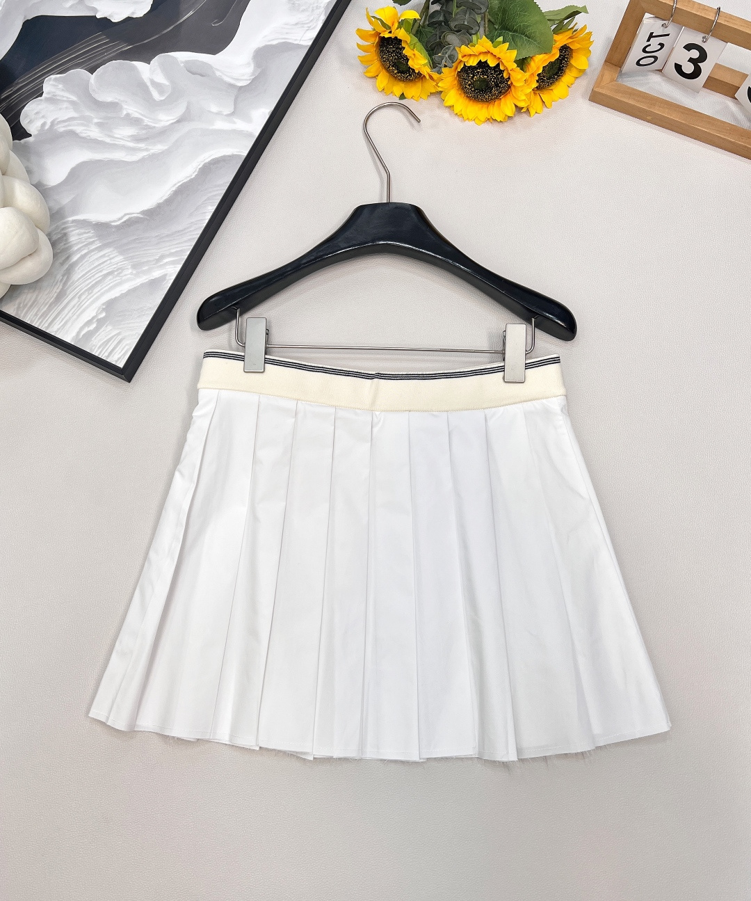 🆕 MIUMIU 新款刺绣字母贴片学院风百褶裙衣柜必备的小短裙 冲击视觉效果一眼心动的即视感🤩显瘦百搭谁