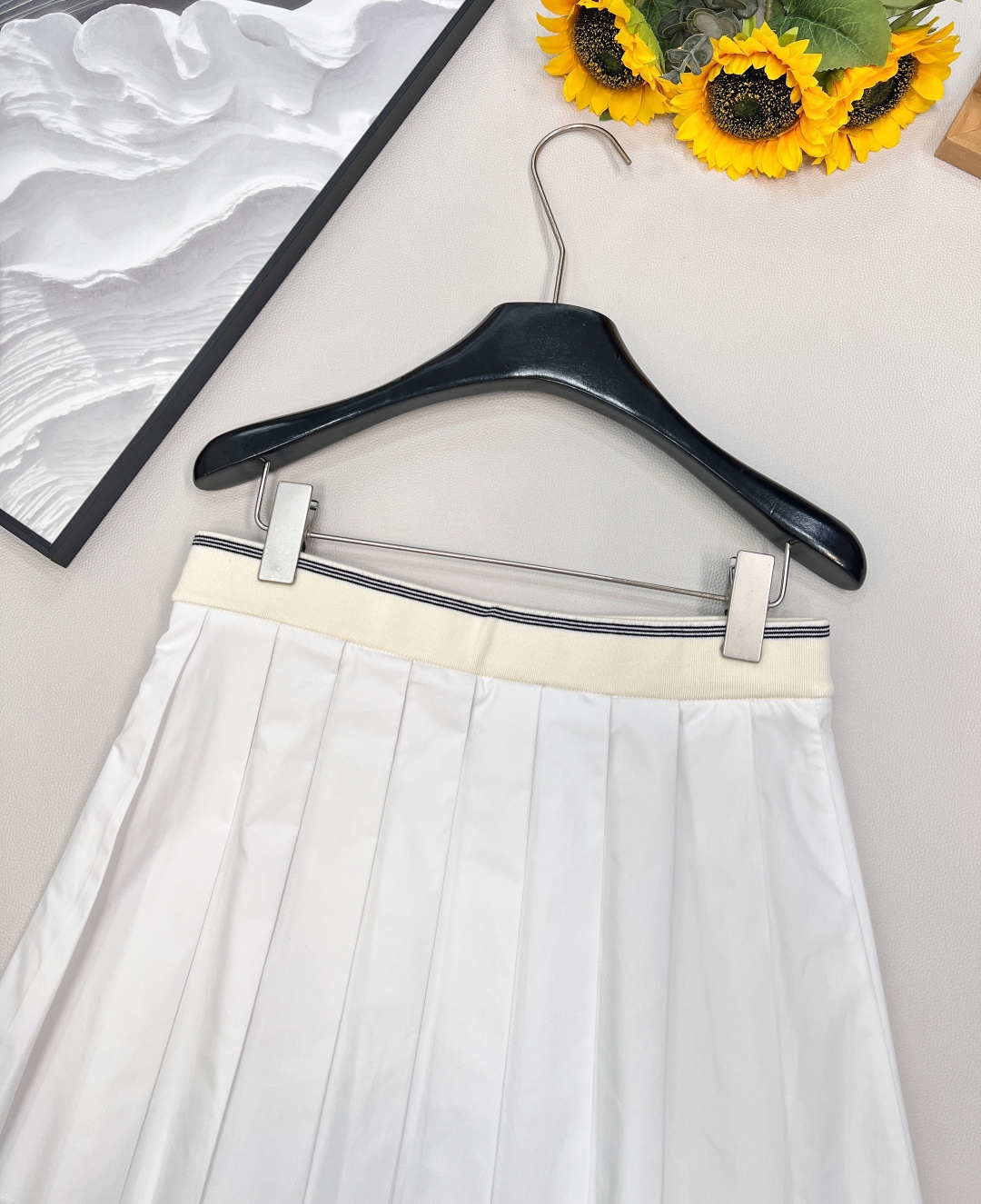 🆕 MIUMIU 新款刺绣字母贴片学院风百褶裙衣柜必备的小短裙 冲击视觉效果一眼心动的即视感🤩显瘦百搭谁