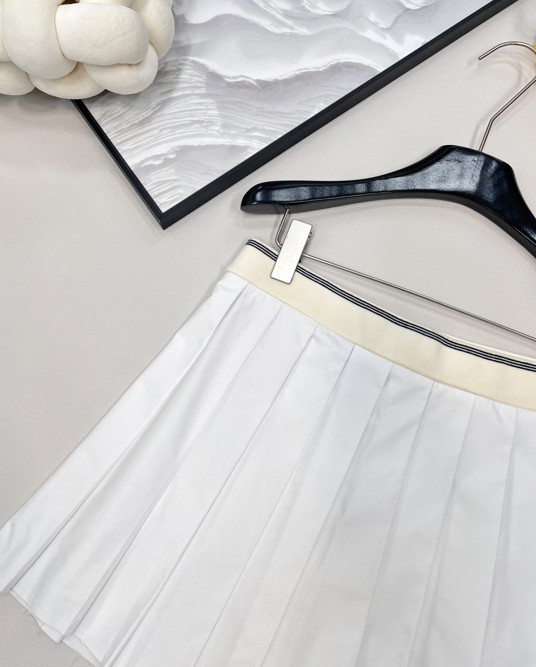 🆕 MIUMIU 新款刺绣字母贴片学院风百褶裙衣柜必备的小短裙 冲击视觉效果一眼心动的即视感🤩显瘦百搭谁