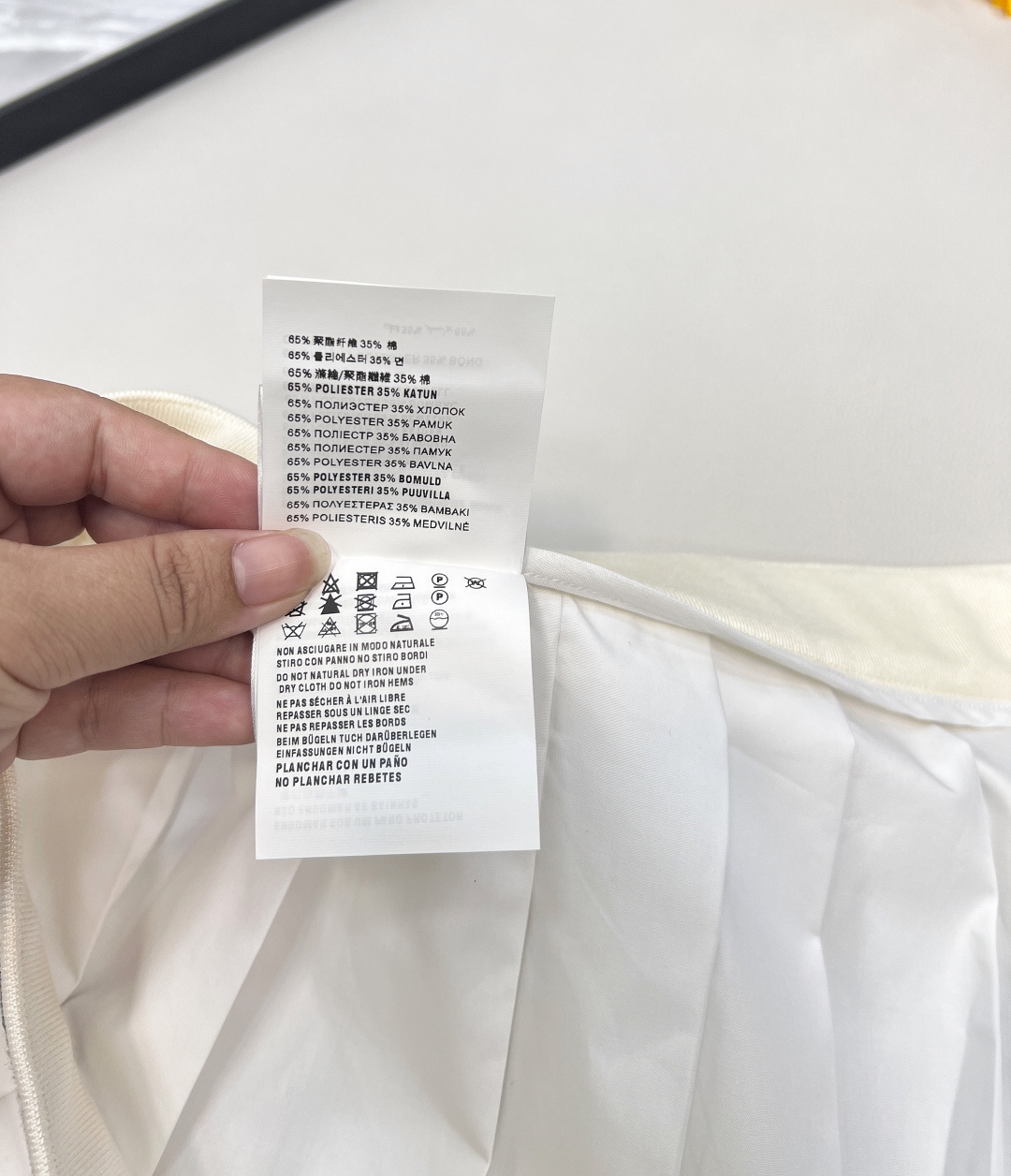 🆕 MIUMIU 新款刺绣字母贴片学院风百褶裙衣柜必备的小短裙 冲击视觉效果一眼心动的即视感🤩显瘦百搭谁