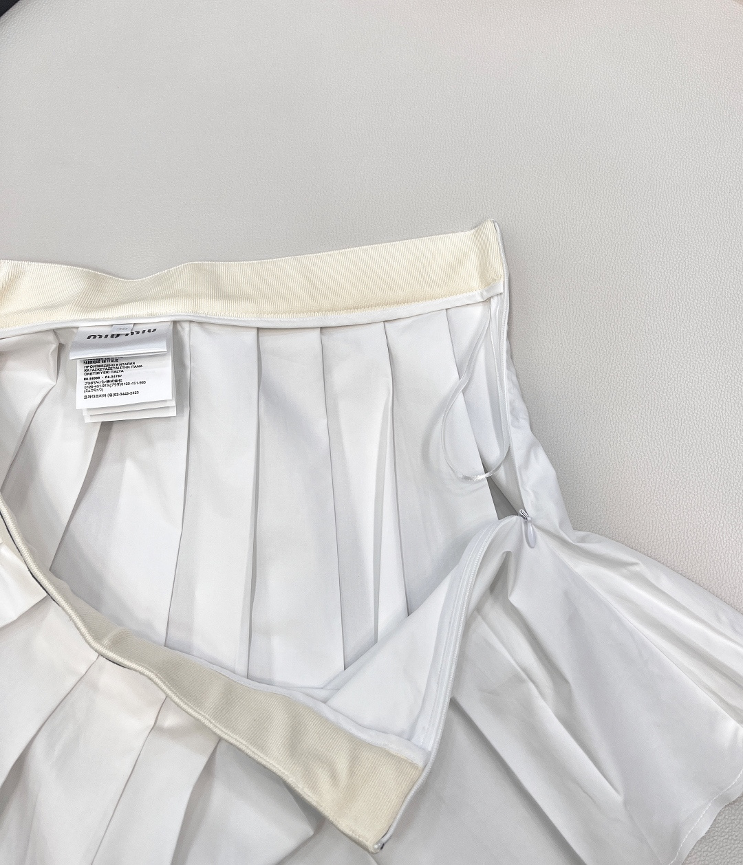 🆕 MIUMIU 新款刺绣字母贴片学院风百褶裙衣柜必备的小短裙 冲击视觉效果一眼心动的即视感🤩显瘦百搭谁