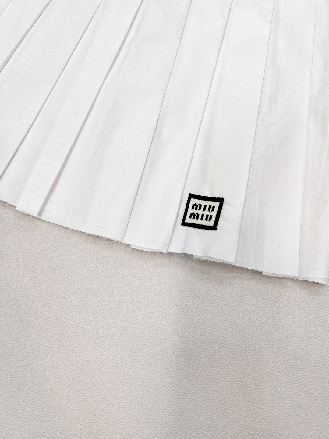 🆕 MIUMIU 新款刺绣字母贴片学院风百褶裙衣柜必备的小短裙 冲击视觉效果一眼心动的即视感🤩显瘦百搭谁