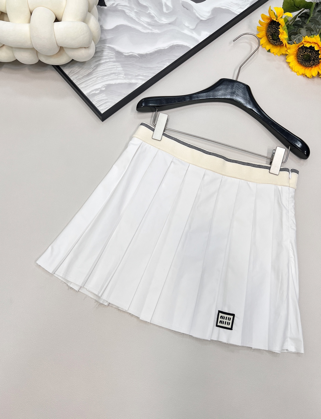 🆕 MIUMIU 新款刺绣字母贴片学院风百褶裙衣柜必备的小短裙 冲击视觉效果一眼心动的即视感🤩显瘦百搭谁