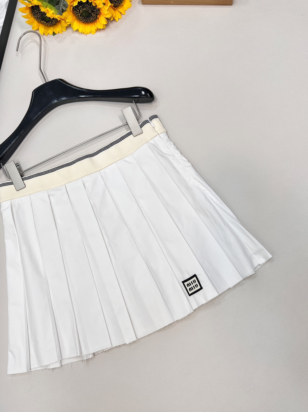 🆕 MIUMIU 新款刺绣字母贴片学院风百褶裙衣柜必备的小短裙 冲击视觉效果一眼心动的即视感🤩显瘦百搭谁