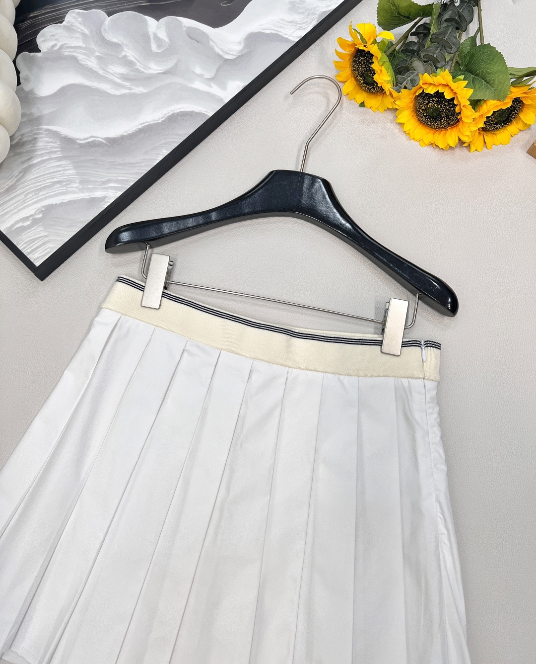 🆕 MIUMIU 新款刺绣字母贴片学院风百褶裙衣柜必备的小短裙 冲击视觉效果一眼心动的即视感🤩显瘦百搭谁