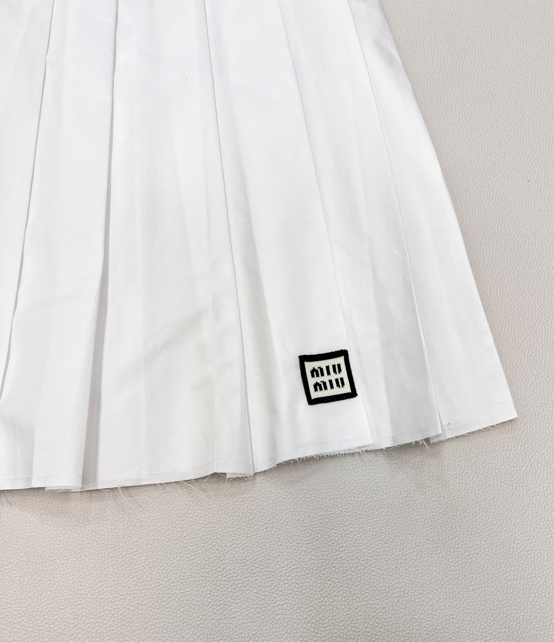 🆕 MIUMIU 新款刺绣字母贴片学院风中长款百褶裙衣柜必备的半身裙 冲击视觉效果一眼心动的即视感🤩显瘦