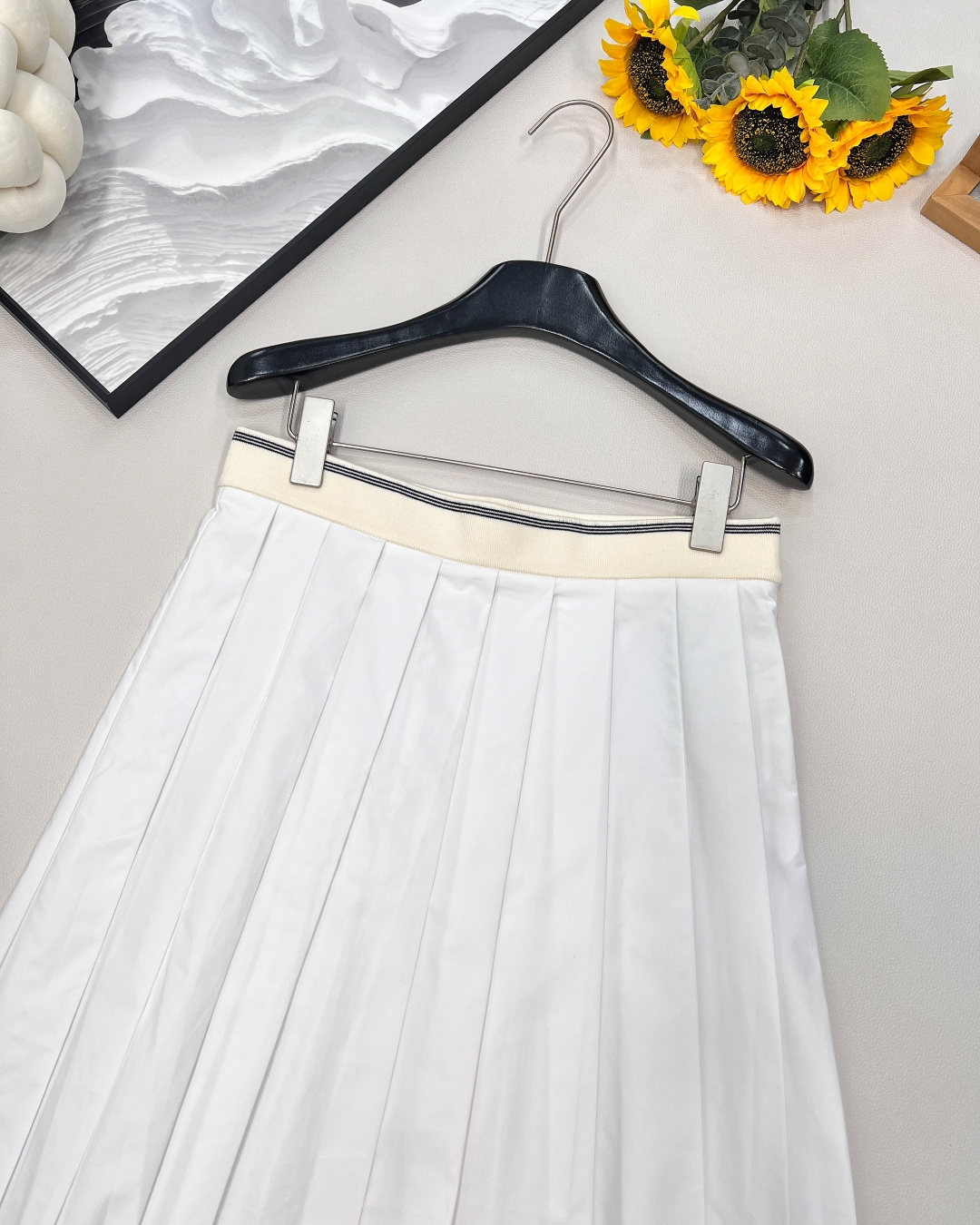 🆕 MIUMIU 新款刺绣字母贴片学院风中长款百褶裙衣柜必备的半身裙 冲击视觉效果一眼心动的即视感🤩显瘦