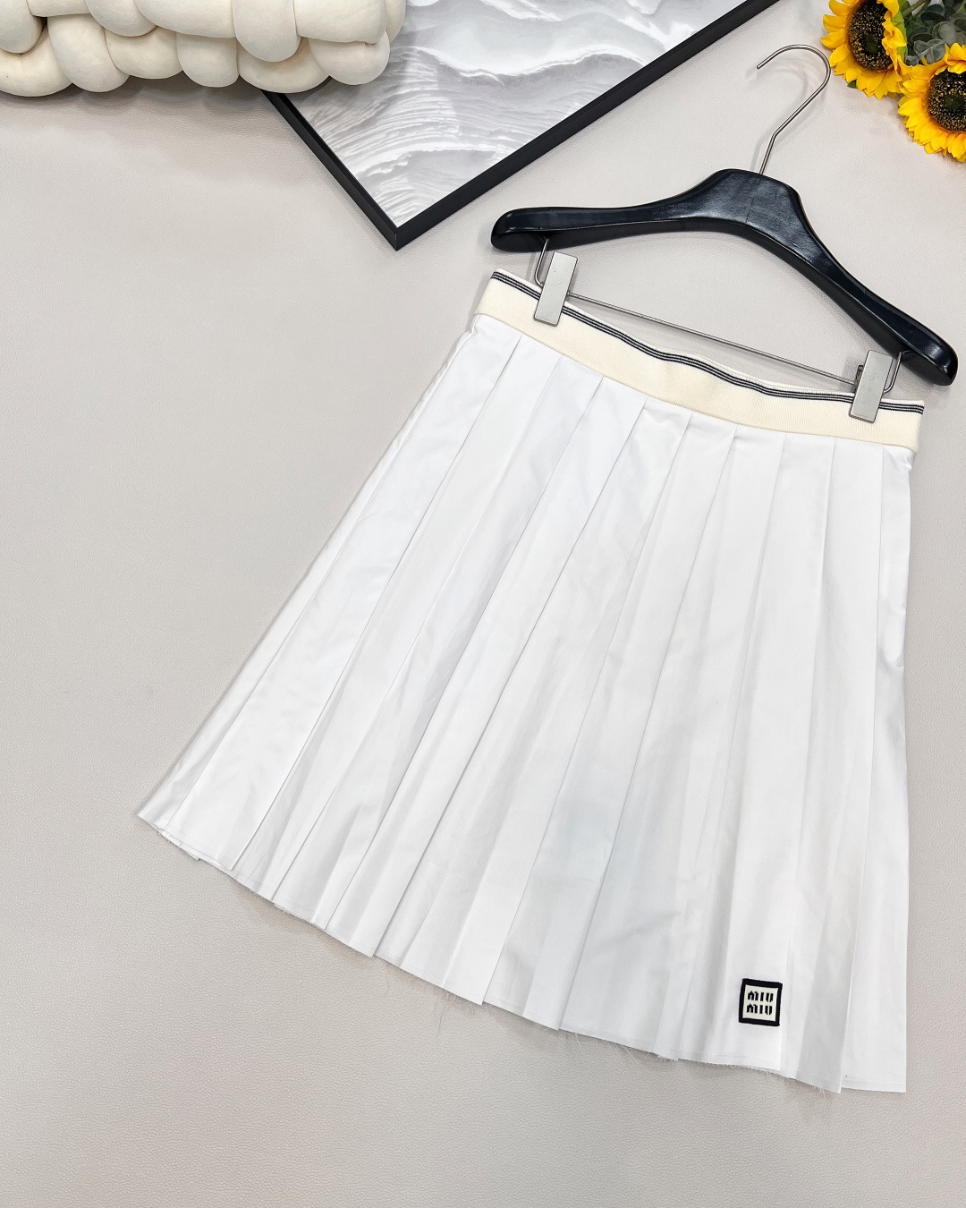 🆕 MIUMIU 新款刺绣字母贴片学院风中长款百褶裙衣柜必备的半身裙 冲击视觉效果一眼心动的即视感🤩显瘦