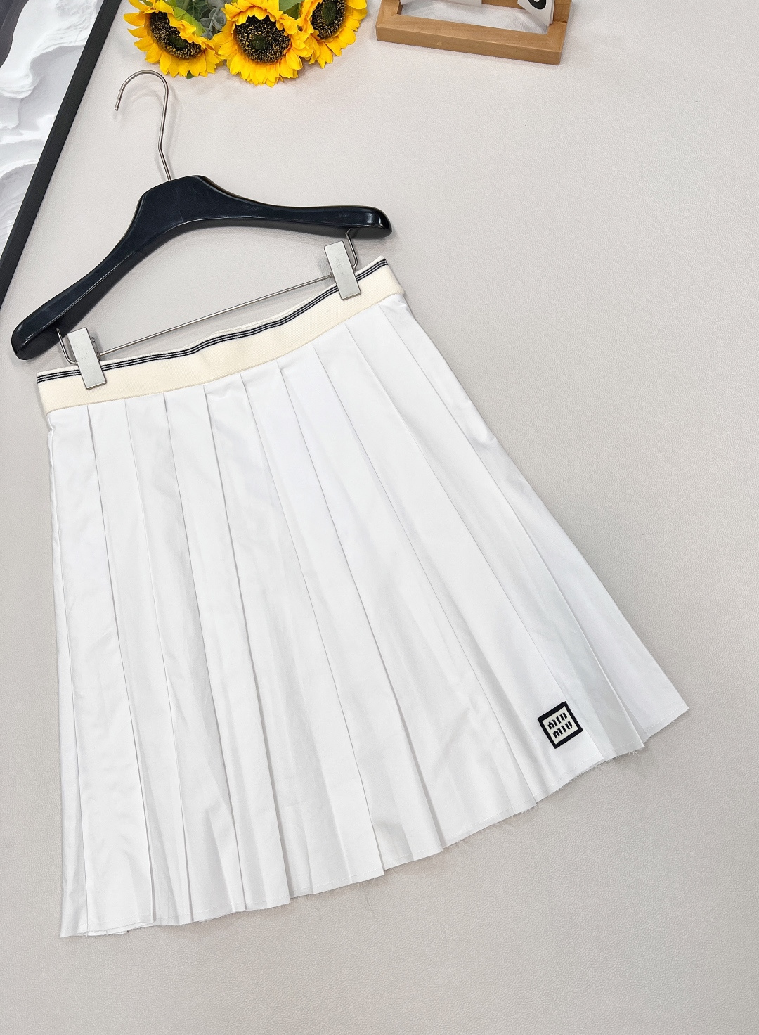 🆕 MIUMIU 新款刺绣字母贴片学院风中长款百褶裙衣柜必备的半身裙 冲击视觉效果一眼心动的即视感🤩显瘦