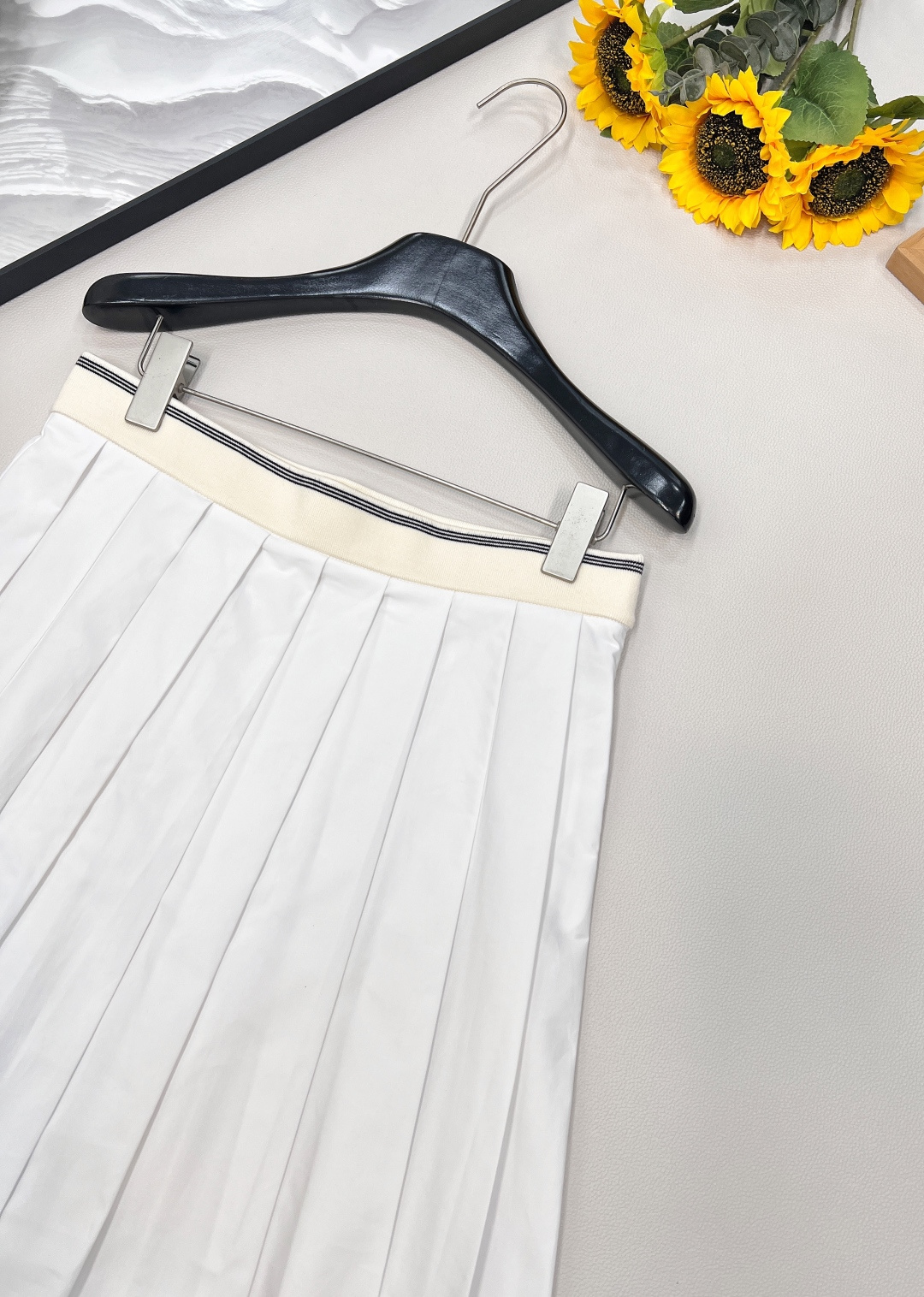 🆕 MIUMIU 新款刺绣字母贴片学院风中长款百褶裙衣柜必备的半身裙 冲击视觉效果一眼心动的即视感🤩显瘦