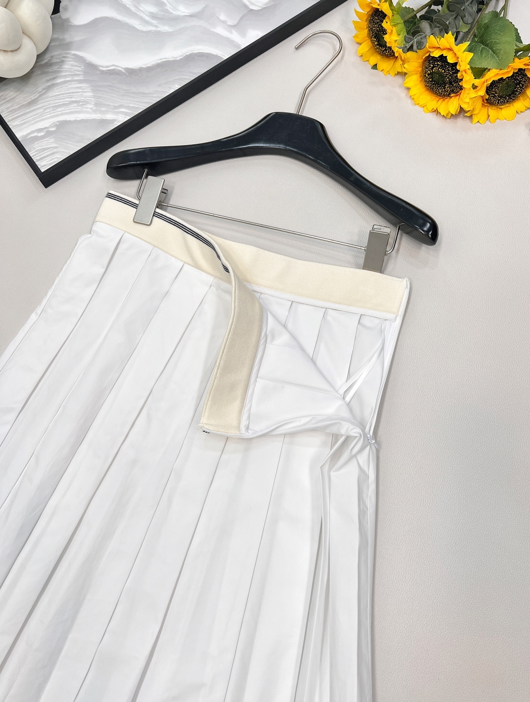 🆕 MIUMIU 新款刺绣字母贴片学院风中长款百褶裙衣柜必备的半身裙 冲击视觉效果一眼心动的即视感🤩显瘦