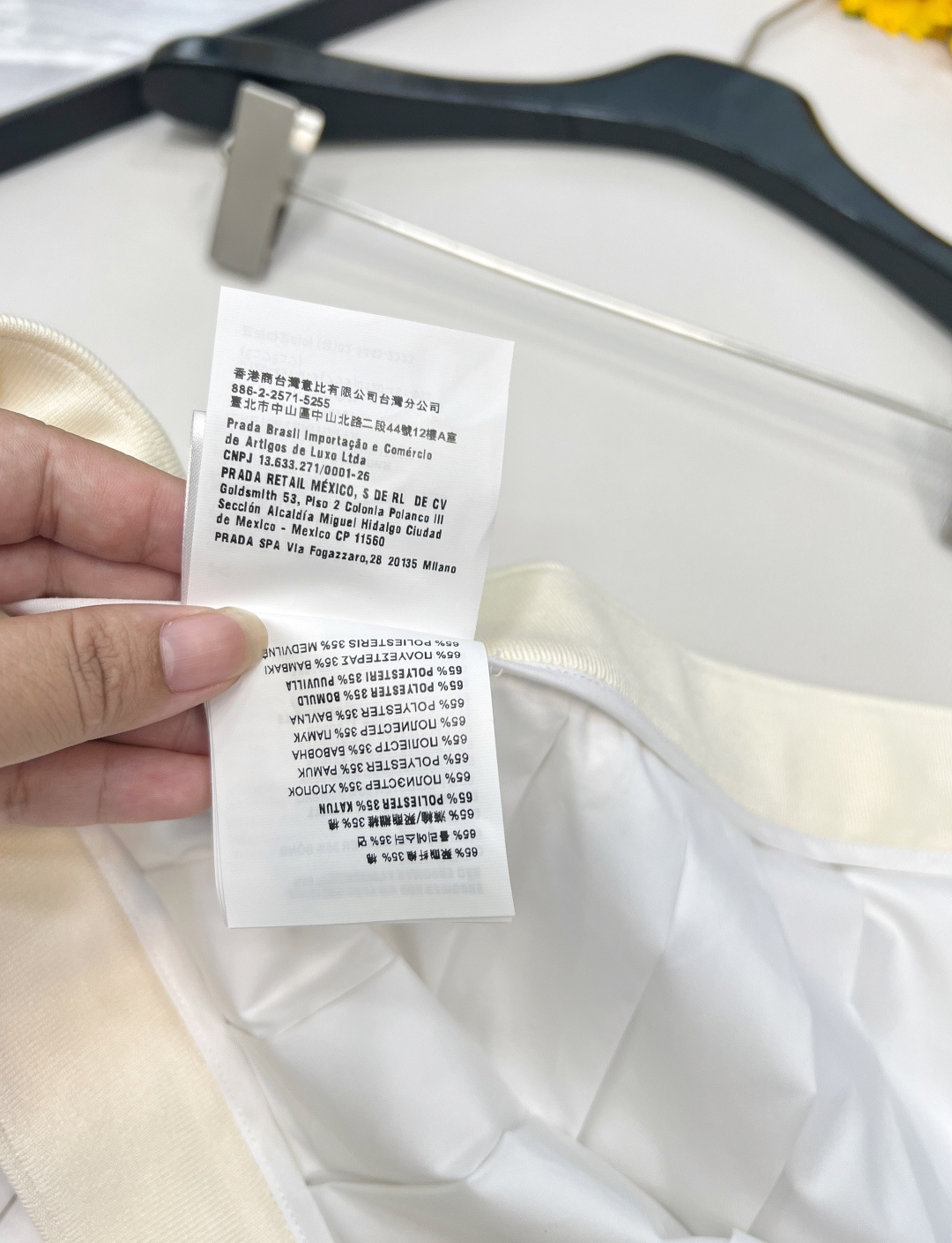 🆕 MIUMIU 新款刺绣字母贴片学院风中长款百褶裙衣柜必备的半身裙 冲击视觉效果一眼心动的即视感🤩显瘦