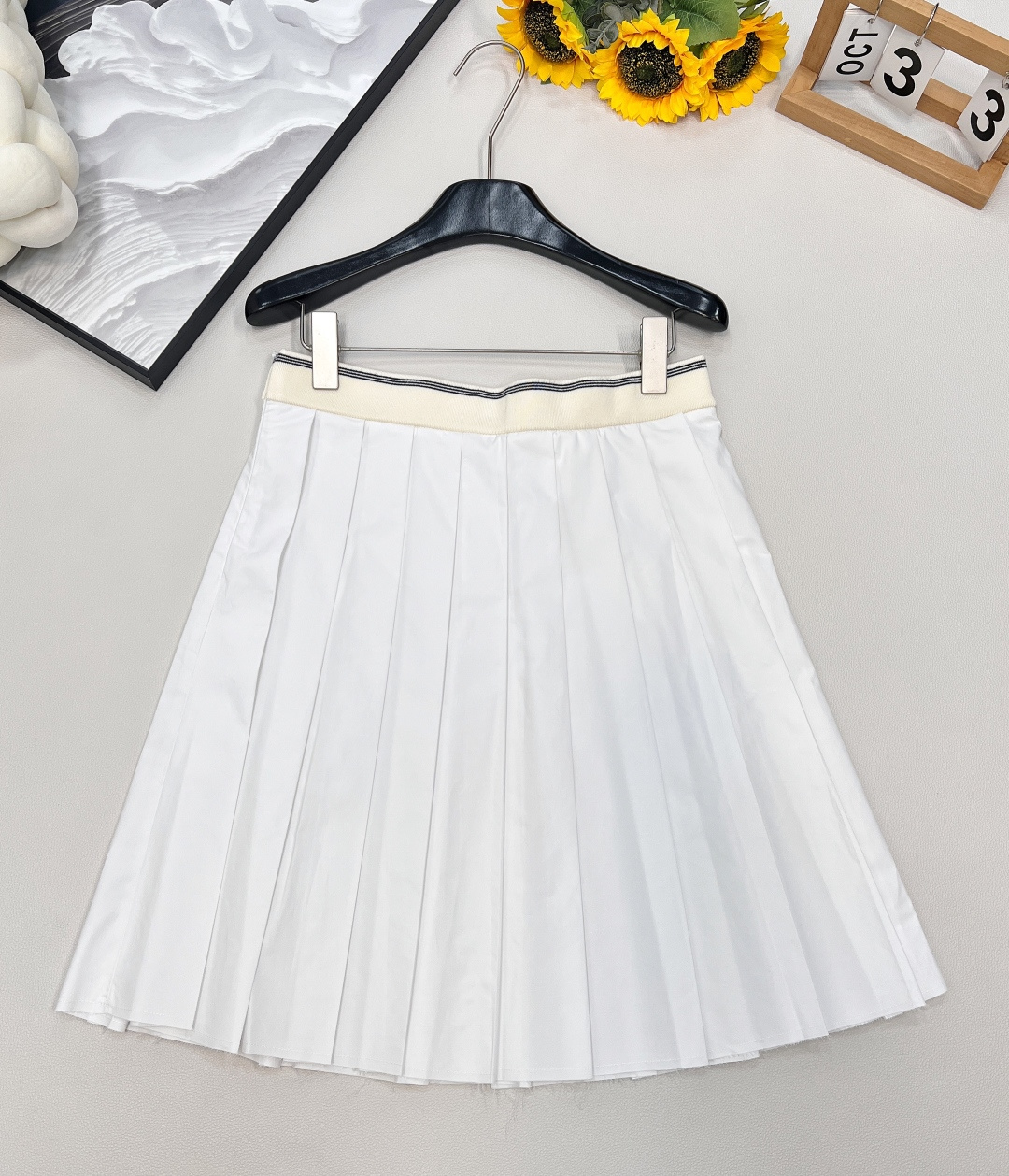 🆕 MIUMIU 新款刺绣字母贴片学院风中长款百褶裙衣柜必备的半身裙 冲击视觉效果一眼心动的即视感🤩显瘦