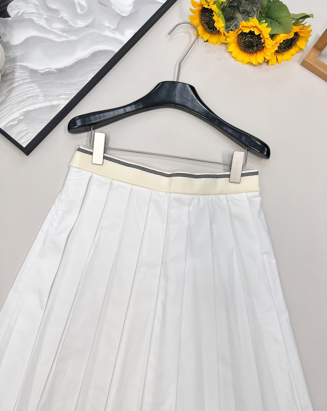 🆕 MIUMIU 新款刺绣字母贴片学院风中长款百褶裙衣柜必备的半身裙 冲击视觉效果一眼心动的即视感🤩显瘦