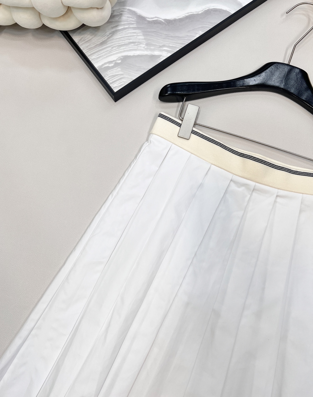 🆕 MIUMIU 新款刺绣字母贴片学院风中长款百褶裙衣柜必备的半身裙 冲击视觉效果一眼心动的即视感🤩显瘦