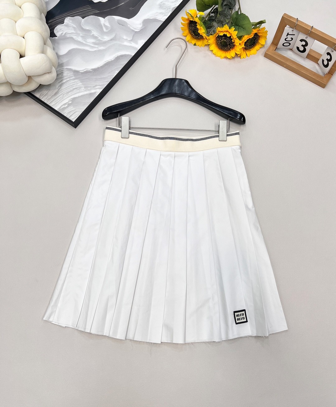 NO:452009,MIUMIU's new embroidered letter patch college style mid-length pleated skirt, a must-have skirt for the wardrobe. The impact visual effect is a heart-warming feeling that makes you look slim and versatile, who can't love it!  The high-waist design extends the height ratio, making the legs look longer!  Small girls can also handle it completely!  Pleated skirts are truly timeless. Whether in terms of practical wear or fashionable, they are double-full scores and are one of the must-have items in autumn and winter!  Customized fabrics have a very good texture from the show to a new Miu style for daily wear. The daily date or commuting to work and school are very suitable. The basic matching and scheming are just right. Whose white moonlight does not have a pleated skirt? Three standards are complete, and the large-scale products are size sml code, miumiu, skirts, alexander wang19860909MIUMIU 新款刺绣字母贴片学院风中长款百褶裙 衣柜必备的半身裙 冲击视觉效果一眼心动的即视感显瘦百搭谁能不爱！ 高腰设计更是拉长身高比例 超级显腿长！小个子女生也是完全都能驾驭的！ 百褶裙真的是永不过时的存在 无论从实穿性还是时髦度都是双满分是秋冬必入的单品之一！定制面料质感非常好 从秀场上延申到日常穿搭的一件Miu新款 日常约会 或者通勤上班上学的这件适配度都非常高 基础搭配感和心机度都是我觉得甜辣平衡的刚刚好 谁的白月光没有一条百褶裙呢～三标齐全,大货出 尺码sml 编码,,miumiu,skirts,alexander wang,Women's clothing