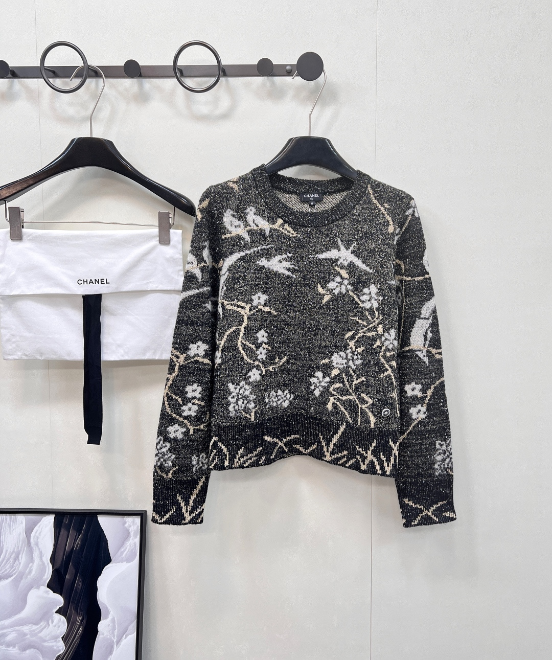 NO:452016,CHANEL2025 new style new Chinese style crochet bird knit sweater Customized YB wool yarn weaving density fine knit clear wool texture Comfortable and skin-friendly Threaded round neck shoulder cut To make a lazy and relaxed feeling The cuff hem is the same color thread edged, very elastic, comfortable to wear The whole body crochet technology restores the pattern of flowers and leaves Swallows Paired with silver thread rhinestone waist side buckle decoration Gorgeous and new Chinese style Rich design layering Regular loose style Inclusive body style Fashionable Customized surface accessories Match with dust bags with own three standards, large-scale products Size sml code, chanel, sweaters, alexander wang19860909CHANEL2025新款新中式钩花飞鸟针织毛衣 定制YB羊毛纱线织造 密度细针织造 清晰毛感肌理 舒适亲肤 螺纹圆领落肩剪裁 穿出慵懒松弛感 袖口衣摆同色螺纹收边 弹性十足 穿着舒适 通体钩花工艺还原花叶燕子图案 搭配银丝线水钻腰侧扣装饰 华丽不失新中式风格 丰富设计层次感 常规宽松版型 包容身材 穿搭风格时髦 定制面辅料 搭配自带防尘袋 ,三标齐全,大货出 尺码sml 编码,,chanel,sweaters,alexander wang,Women's clothing