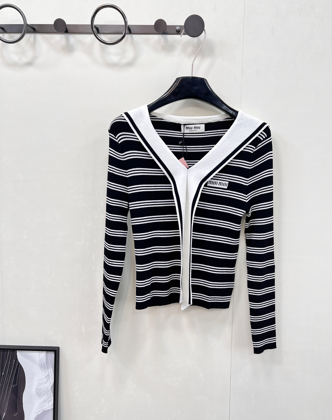 NO:452022,Miumiu 2025 new shawl collar knitted top, customized YB wool yarn weaving, dense fine needle craftsmanship, obvious texture, comfortable and stylish, shawl knitted short-sleeved tailoring, large black and white striped color matching, echoing the lace-up shawl on the chest, showing the navy casual charm, hooked letters on the back of the collar to increase the brand style, regular slim fit style, full of Korean style, transforming into a young idol heroine, customized facial accessories, accurate version, three standards, complete and two colors, size sml code,,miumiu, T-shirt,shawls,alexander wang19860909Miumiu2025新款披肩领针织上衣,定制YB羊毛纱线织造 密实细针工艺 呈现明显肌理 舒适有型 披肩套头针织短袖剪裁 大身黑白条纹配色可选 与胸前系带披肩形成呼应 尽显海军风休闲魅力 领后侧点缀钩花字母 增加品牌格调 常规修身版型 上身满满韩系范儿 化身青春偶像女主 定制面辅料 认准版本 ,三标齐全两色出 尺码sml 编码,,miumiu,T-shirt,shawls,alexander wang,Women's clothing