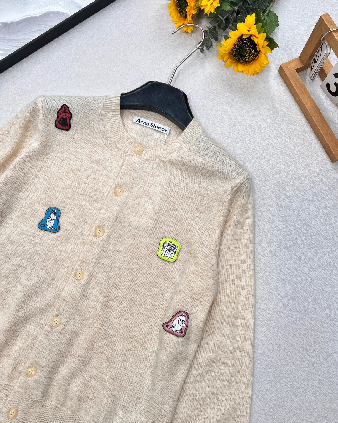 🆕Acne Moomin 新款联名系列秋冬新品针织开衫，常规偏短打的开衫，穿起来十分利落显年轻！米色系百