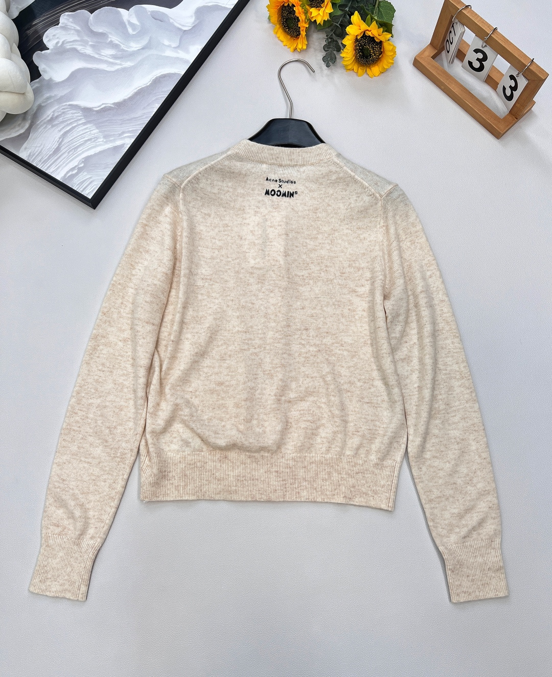 🆕Acne Moomin 新款联名系列秋冬新品针织开衫，常规偏短打的开衫，穿起来十分利落显年轻！米色系百