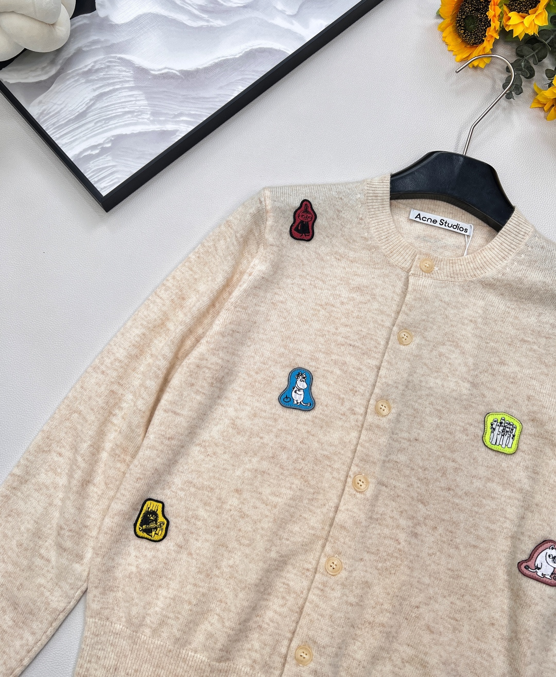 🆕Acne Moomin 新款联名系列秋冬新品针织开衫，常规偏短打的开衫，穿起来十分利落显年轻！米色系百