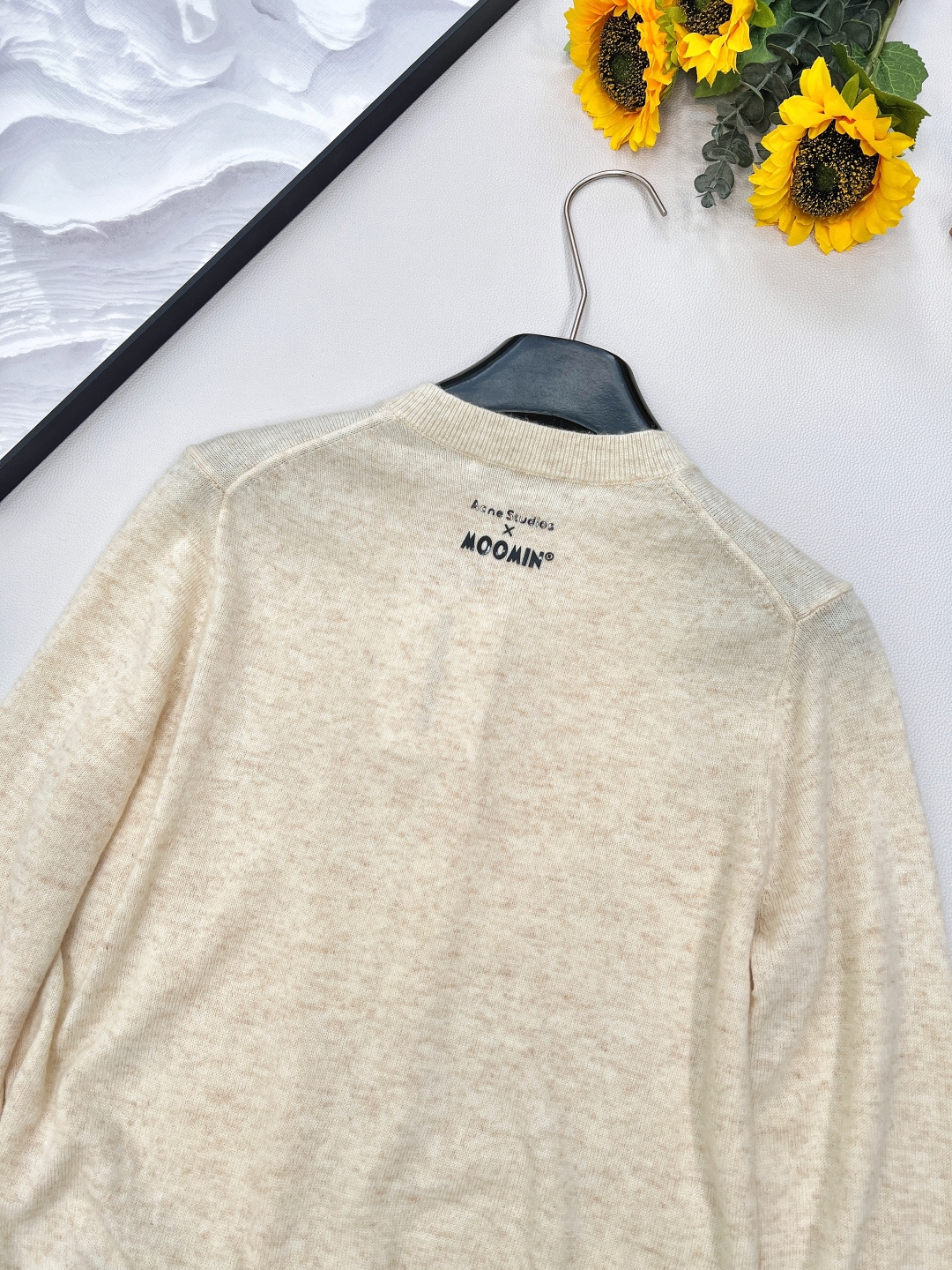 🆕Acne Moomin 新款联名系列秋冬新品针织开衫，常规偏短打的开衫，穿起来十分利落显年轻！米色系百