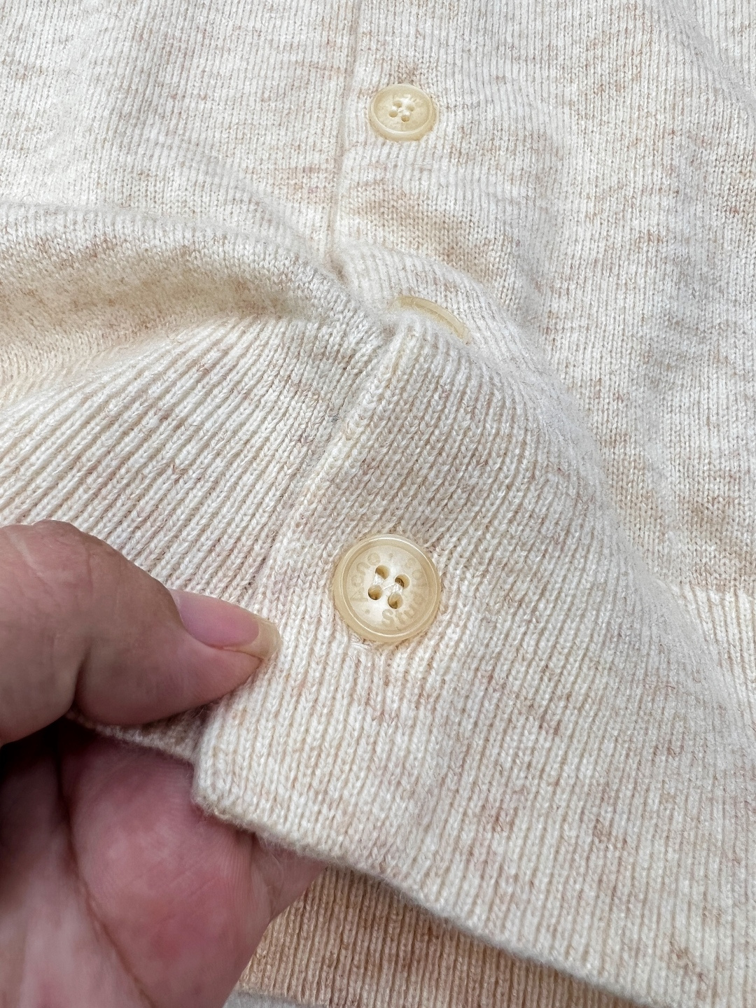 🆕Acne Moomin 新款联名系列秋冬新品针织开衫，常规偏短打的开衫，穿起来十分利落显年轻！米色系百