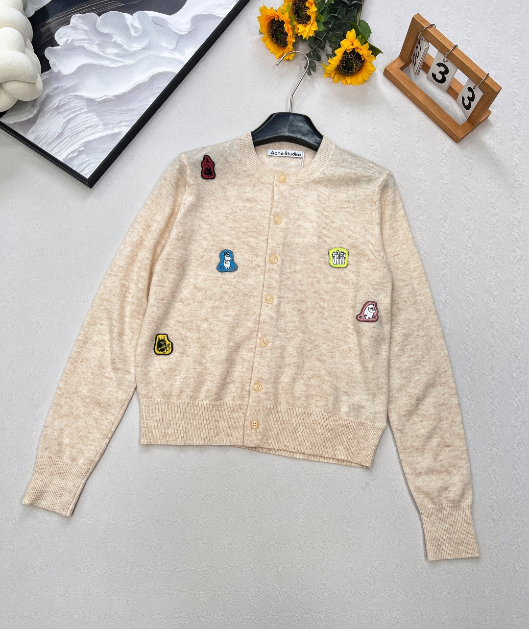 NO:452716,Acne Moomin's new joint series of autumn and winter new knitted cardigans, a regular short-sized cardigan, looks very neat and youthful when worn!  Beige is versatile and not picky, plus colorful cartoon embroidery, it is full of youthful vitality~ The cartoon embroidery of the Moomin family scattered in the predecessors is extremely playful and cute! Create a fun perspective that intertwines fantasy and reality, echoing the desire of young people to express themselves 50 Australian wool, skin-friendly and not thorny, 12-needle flat needle tissue Customized Moomin cartoon embroidery seal Back three-dimensional offset printing | Custom logo buttons Plush feeling rich and tough, the yarn is not a solid color, it is presented by several color yarns interwoven, three-stamp complete, large-scale products Size sml code, acne studios, alexander wang19860909Acne Moomin 新款联名系列秋冬新品针织开衫 ,常规偏短打的开衫,穿起来十分利落显年轻！ 米色系百搭不挑人,加上彩色卡通刺绣, 就是满满的青春活力呀～ 散落在前身的各个姆明家族卡通刺绣, 极致俏皮可爱! 打造奇幻与现实交织的趣味视角, 呼应年轻时代对表达自我的渴望 50澳羊毛,亲肤不扎不痒 12针平针组织 定制姆明卡通刺绣章仔 后背立体胶印|定制logo纽扣 毛绒感丰盈且带韧劲,纱线不是纯色, 是由几种色系纱线交织呈现,三标齐全,大货出 尺码sml 编码,,acne studios,alexander wang,Women's clothing