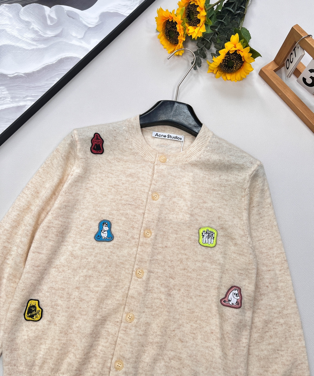 🆕Acne Moomin 新款联名系列秋冬新品针织开衫，常规偏短打的开衫，穿起来十分利落显年轻！米色系百