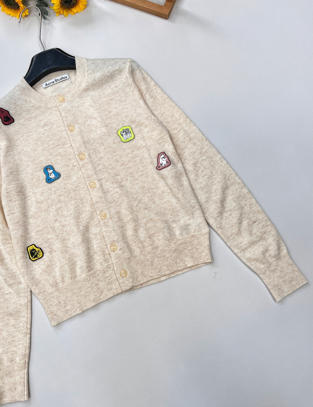 🆕Acne Moomin 新款联名系列秋冬新品针织开衫，常规偏短打的开衫，穿起来十分利落显年轻！米色系百